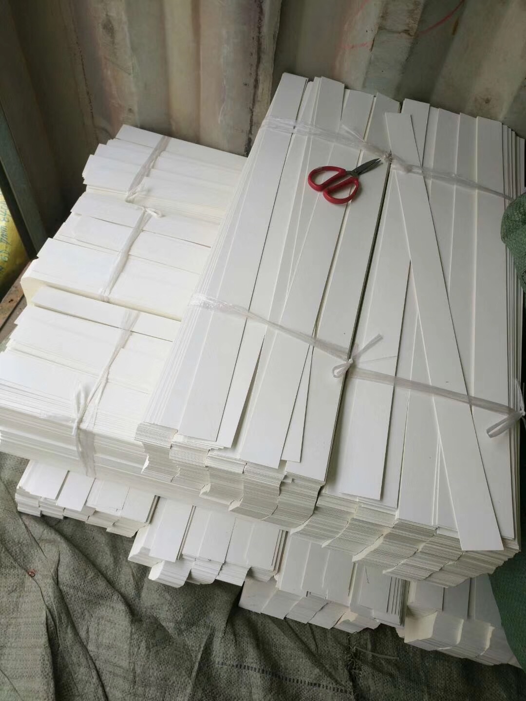 White paper card for wig packaging detail image 9