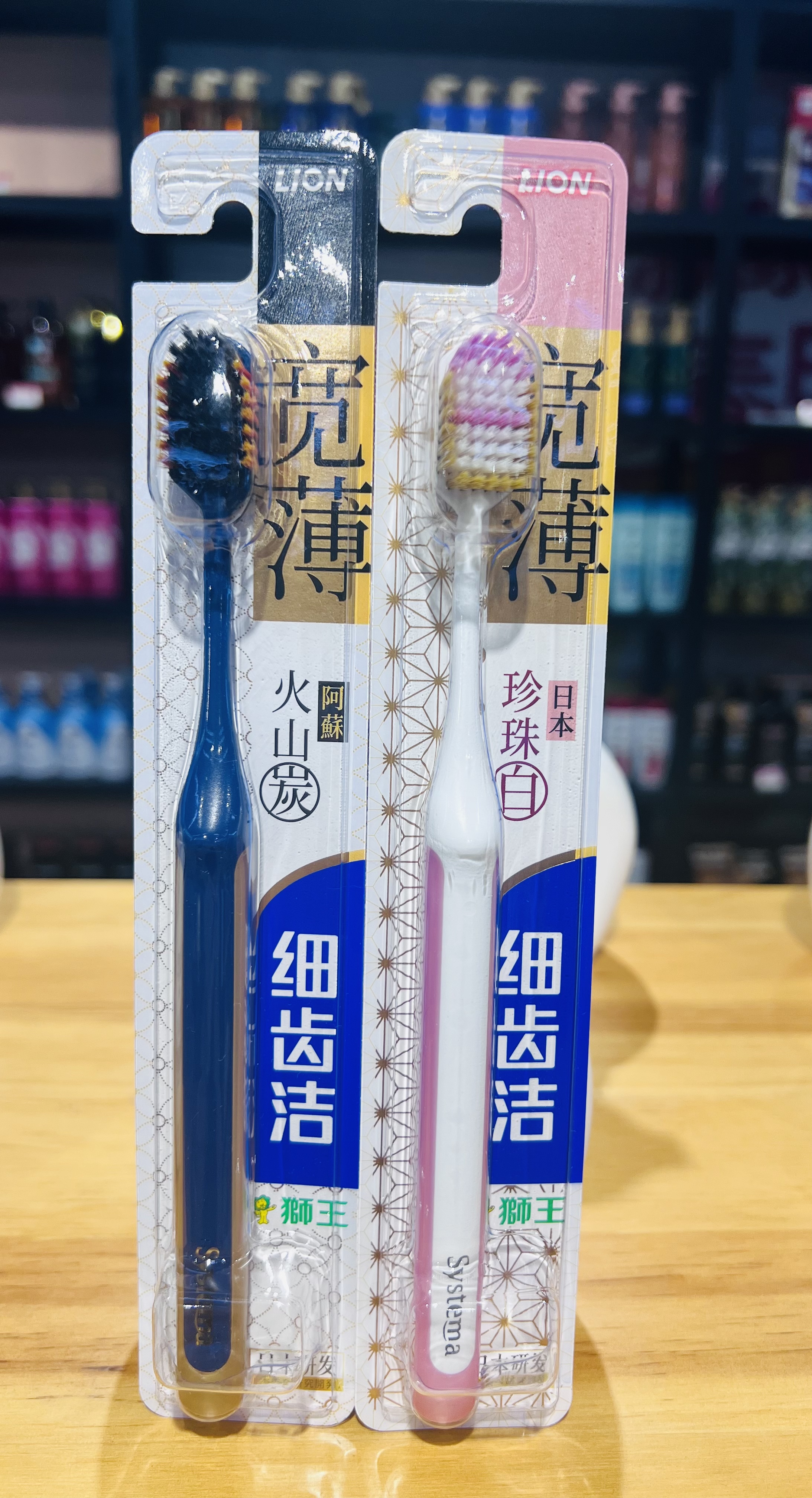 Lion King Fine Teeth Clean Wide Thin Toothbrush 1 Set (Volcanic Charcoal) (Pearl White)