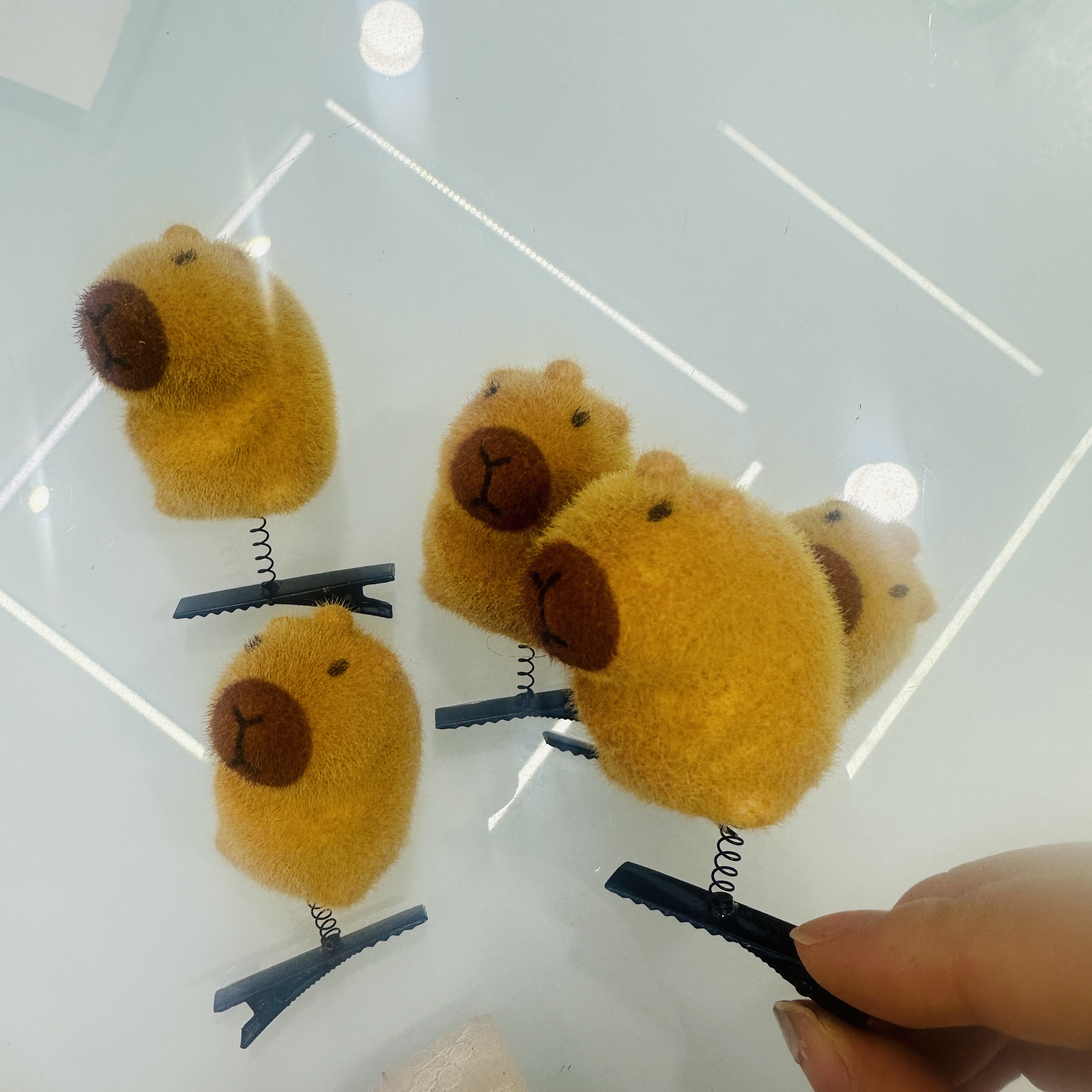 长绒卡皮巴拉弹簧发夹长毛植绒发卡夹子卖萌发夹小黄鸭