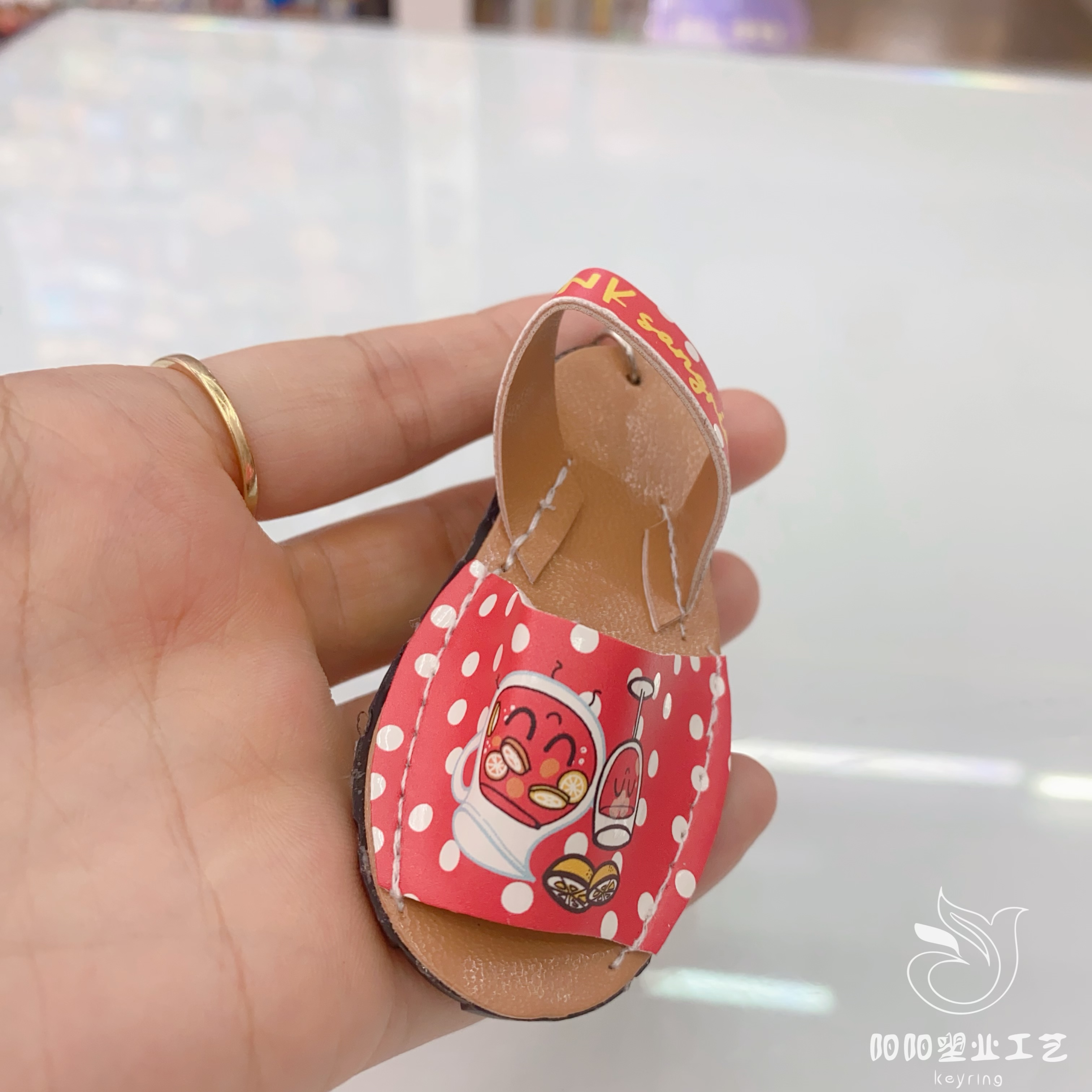 Mini simulación creativa zapatos llaveros zapatos llaveros colgantes zapatillas de colores colgantes viajes especiales al por mayor Application Scenario