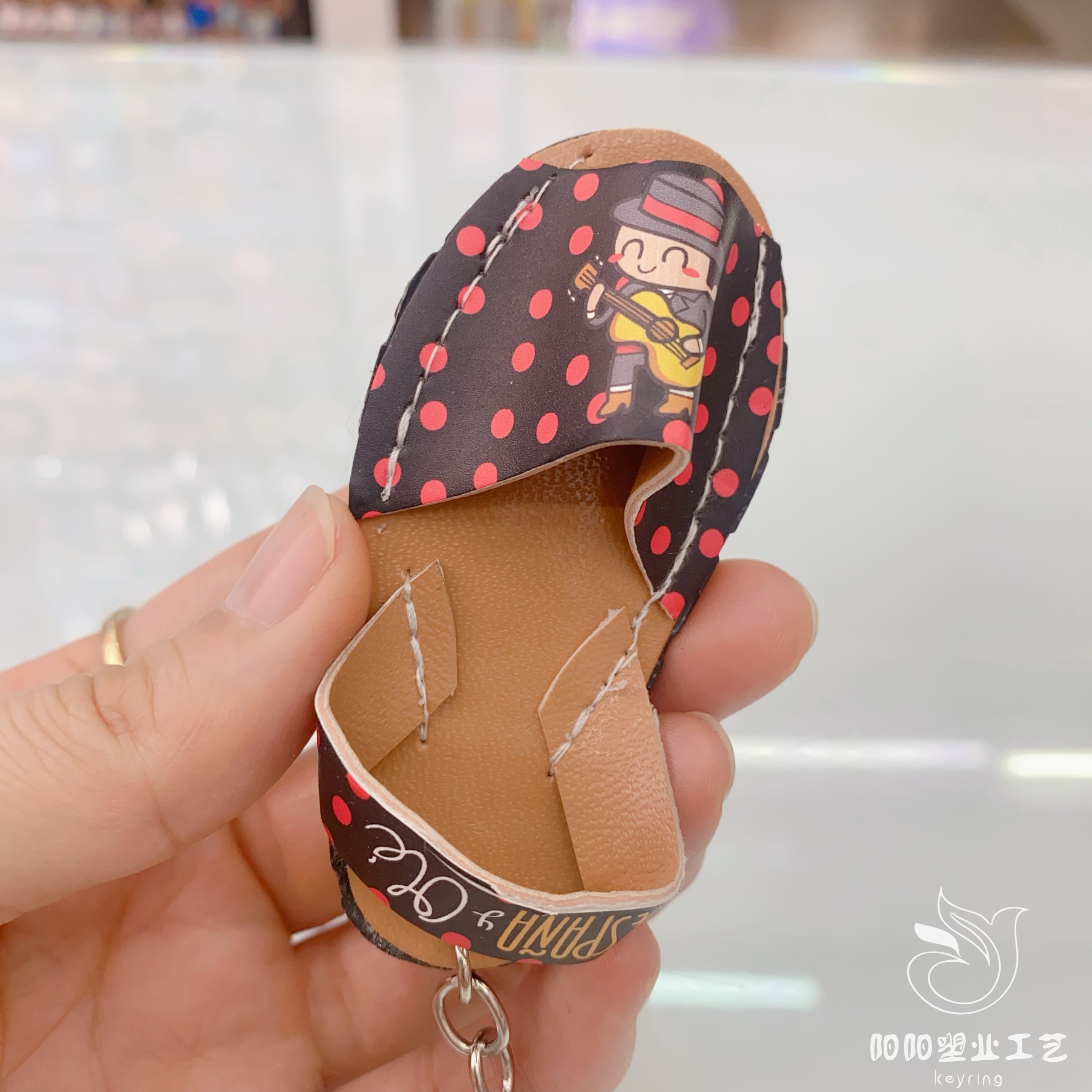 Mini simulación creativa zapatos llaveros zapatos llaveros colgantes zapatillas de colores colgantes viajes especiales al por mayor details Picture
