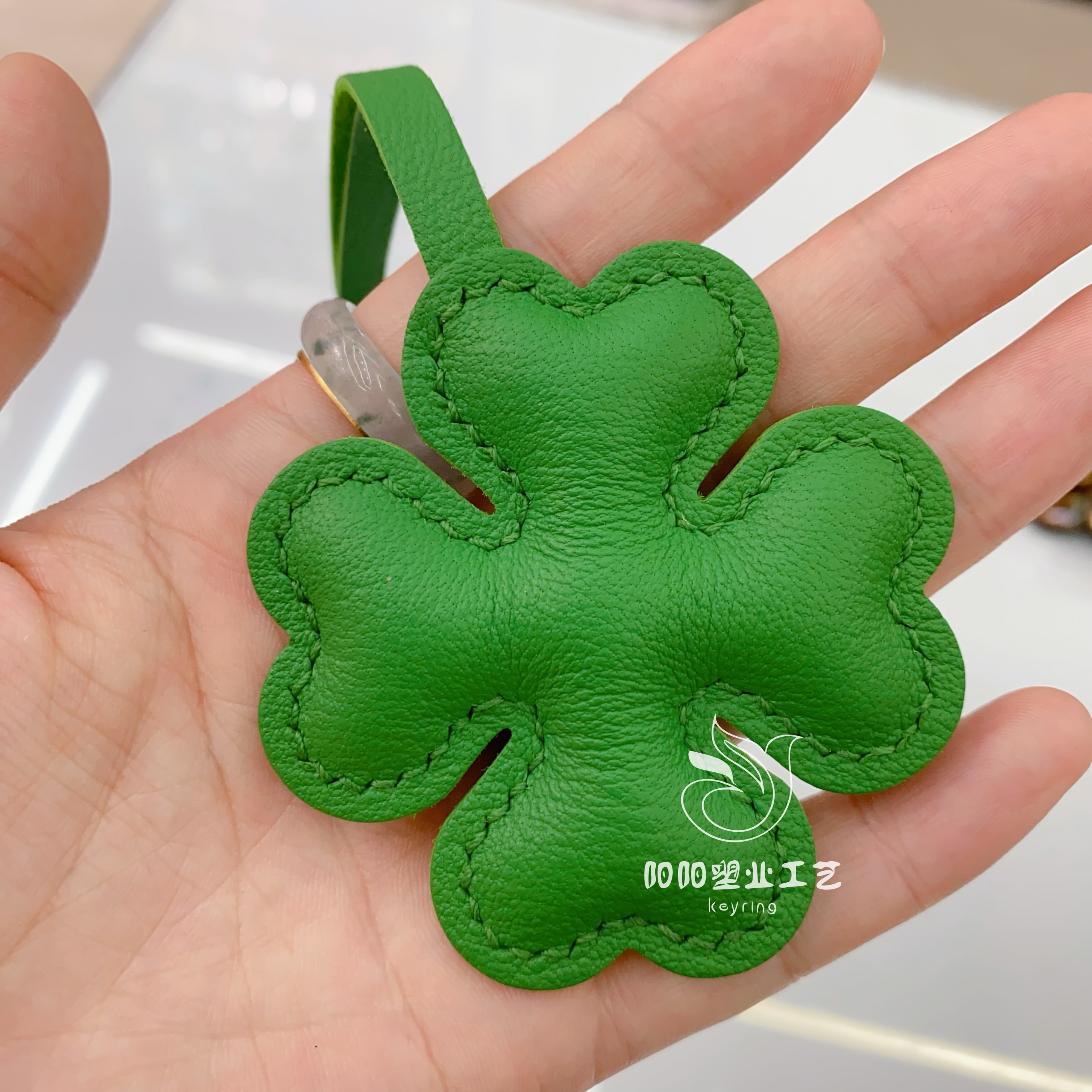 وتوزع اليد الجميلة في شكل دمى ملونة بالخمير Item Picture