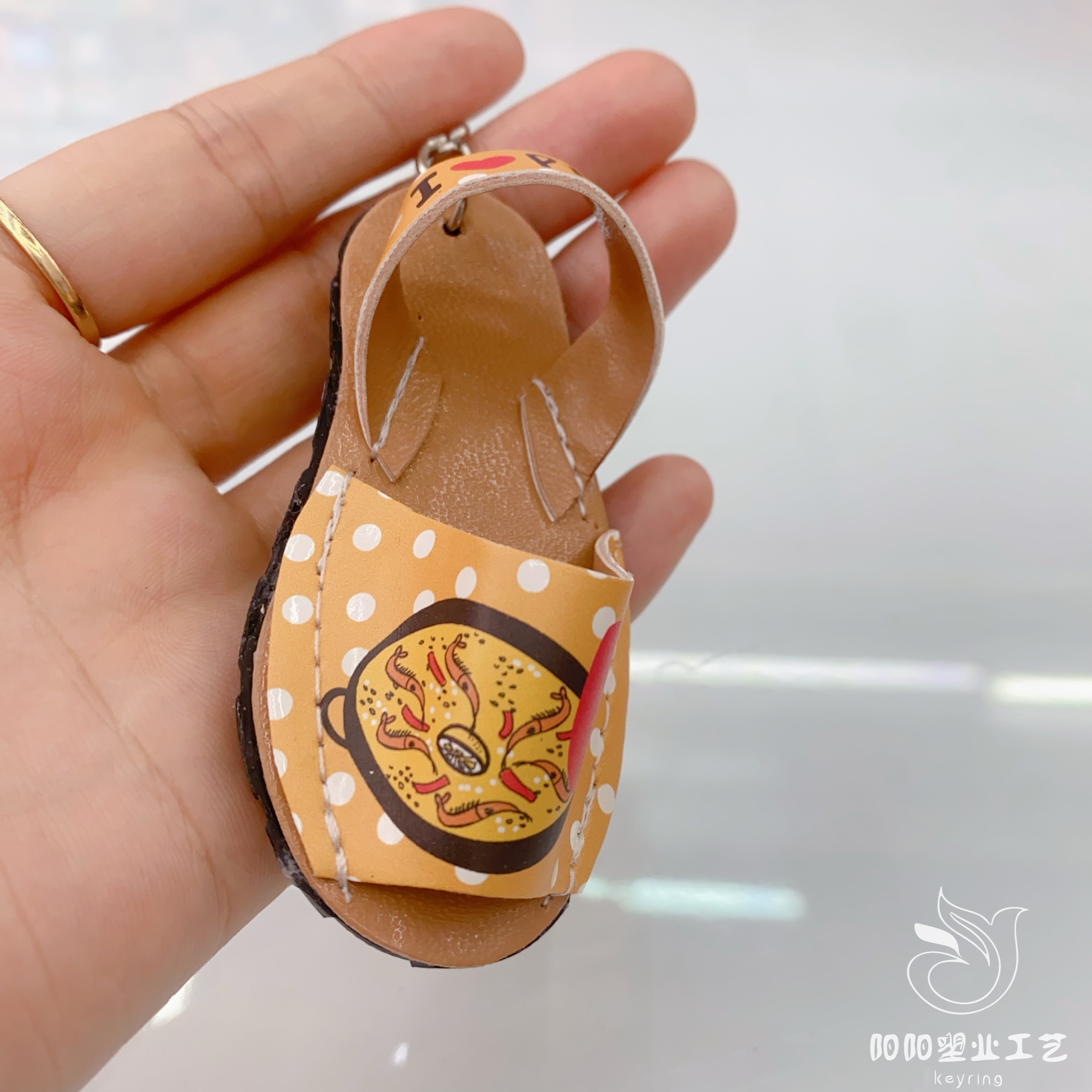 Mini simulación creativa zapatos llaveros zapatos llaveros colgantes zapatillas de colores colgantes viajes especiales al por mayor