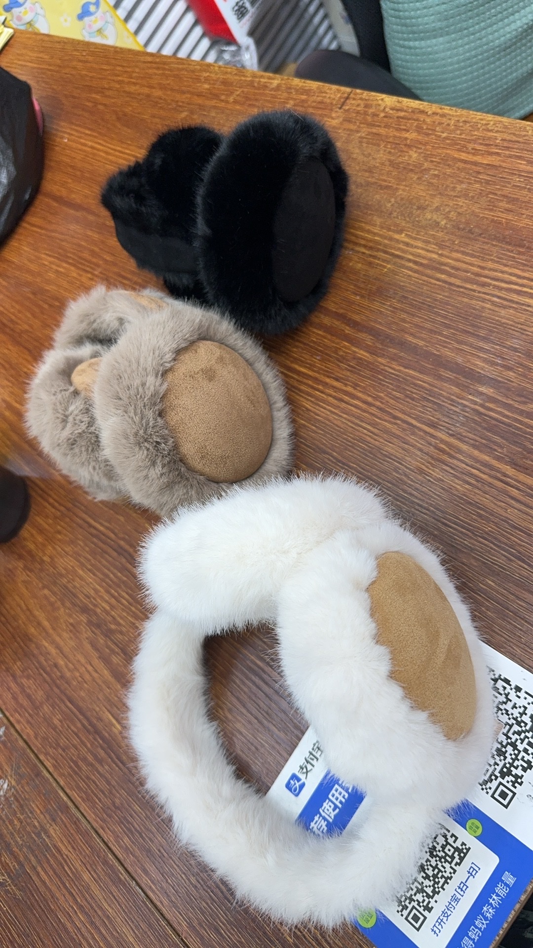Folding mink and suede warm ear muffs are cute, sweet and versatile, with an ins style. Maillard ear warm detail image 2