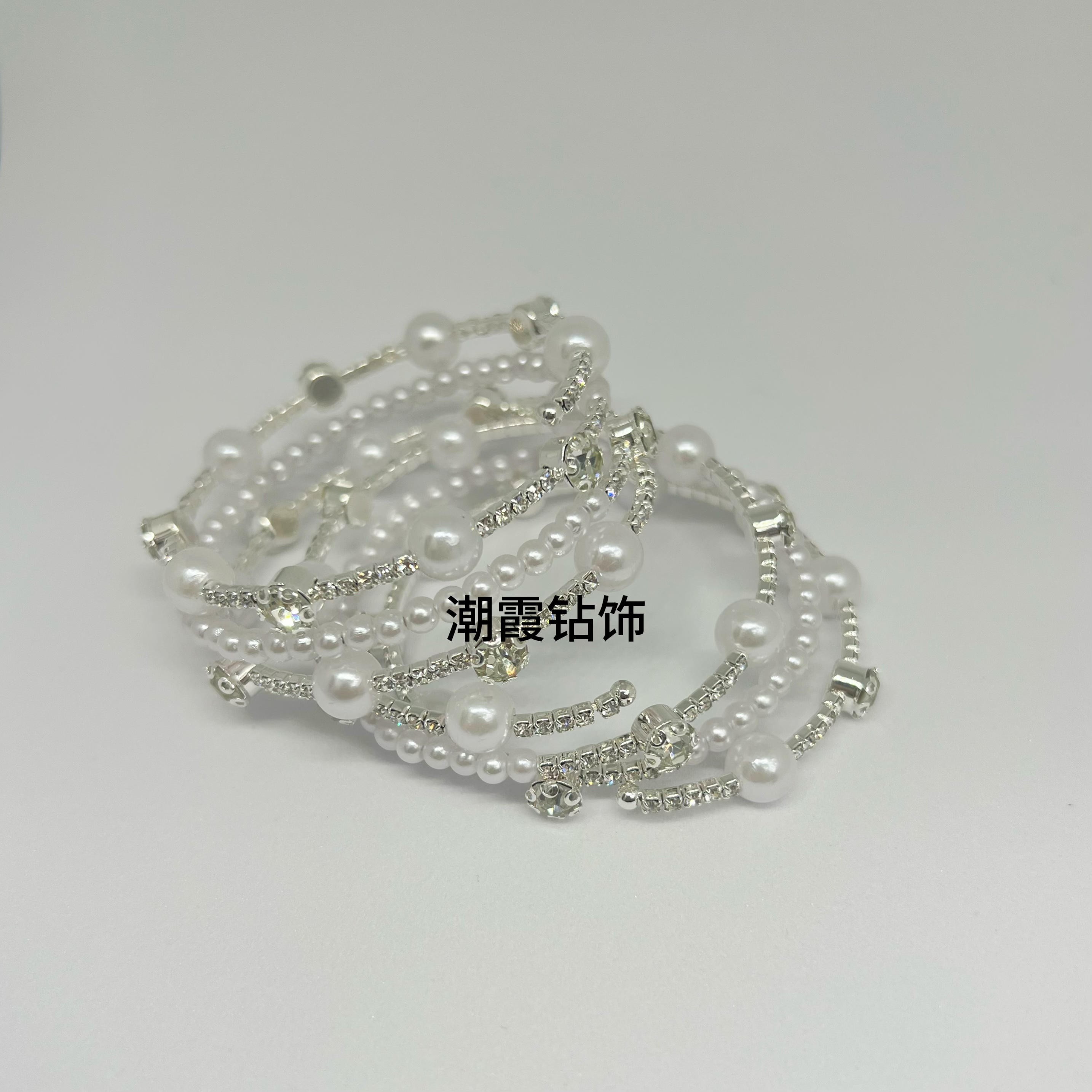 Trendy diamond jewelry for women, simple 3-row water diamond pearl arm-hugging bracelet, European and American fashion, versatile bracelet accessory, bracelet, bracelet, bracelet