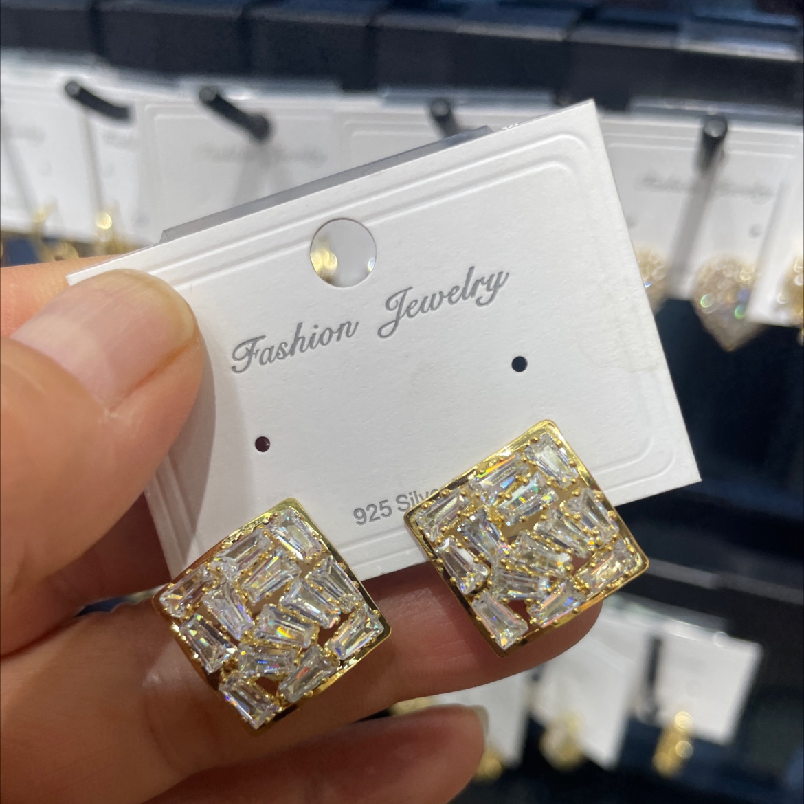 气质时尚水钻菱形耳环2023年新款潮网红高级感耳饰简约百搭耳钉女