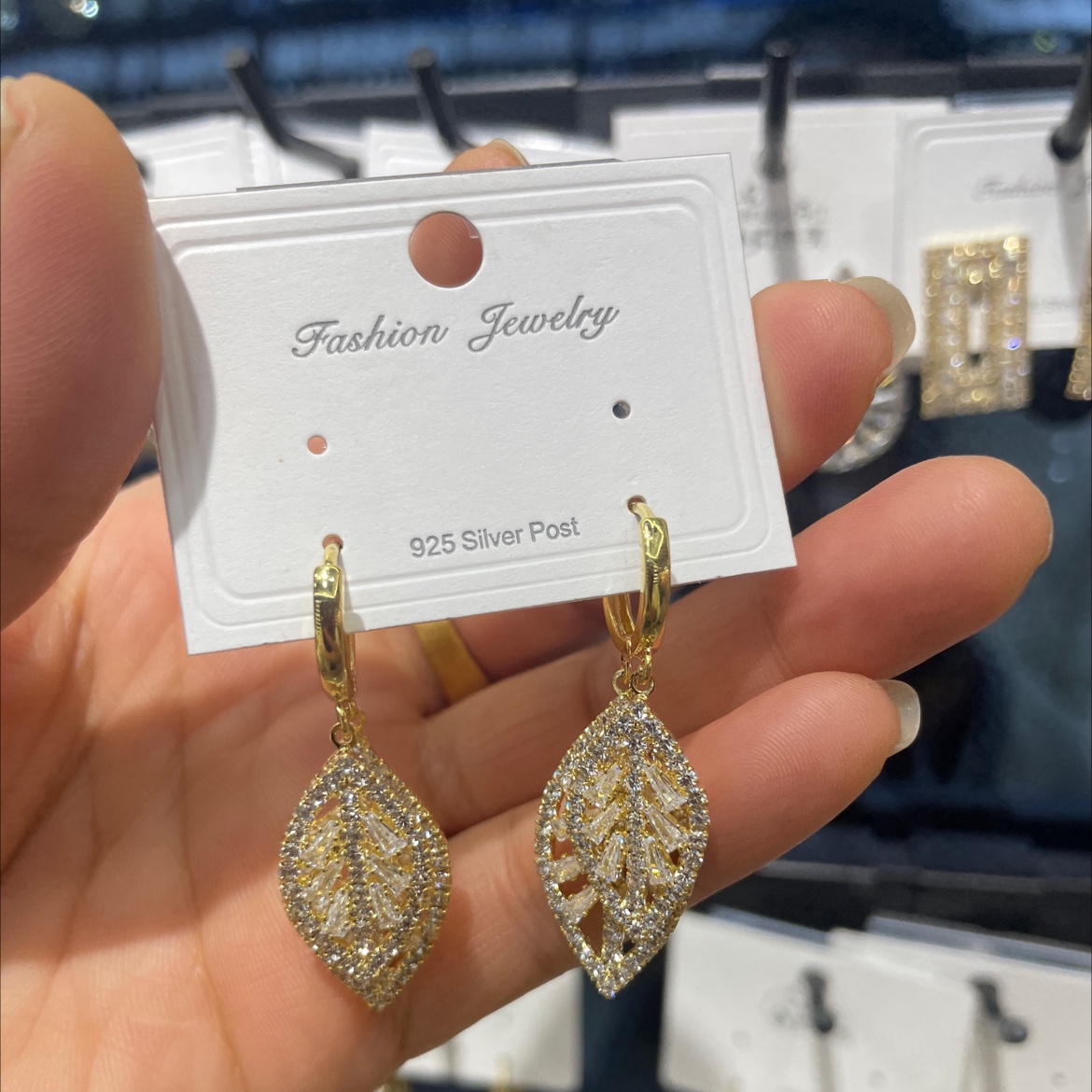 一叶暴富满钻叶子耳环女2024年新款潮轻奢高级感气质百搭耳扣耳饰