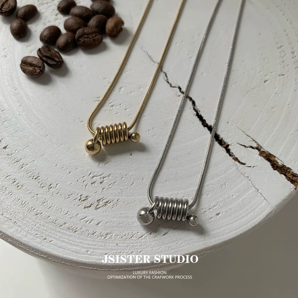 Textured spring pendant necklace for women, non-fading, light luxury, niche, Instagram, hip-hop, versatile, collarbone titanium steel accessory sweater Item Picture