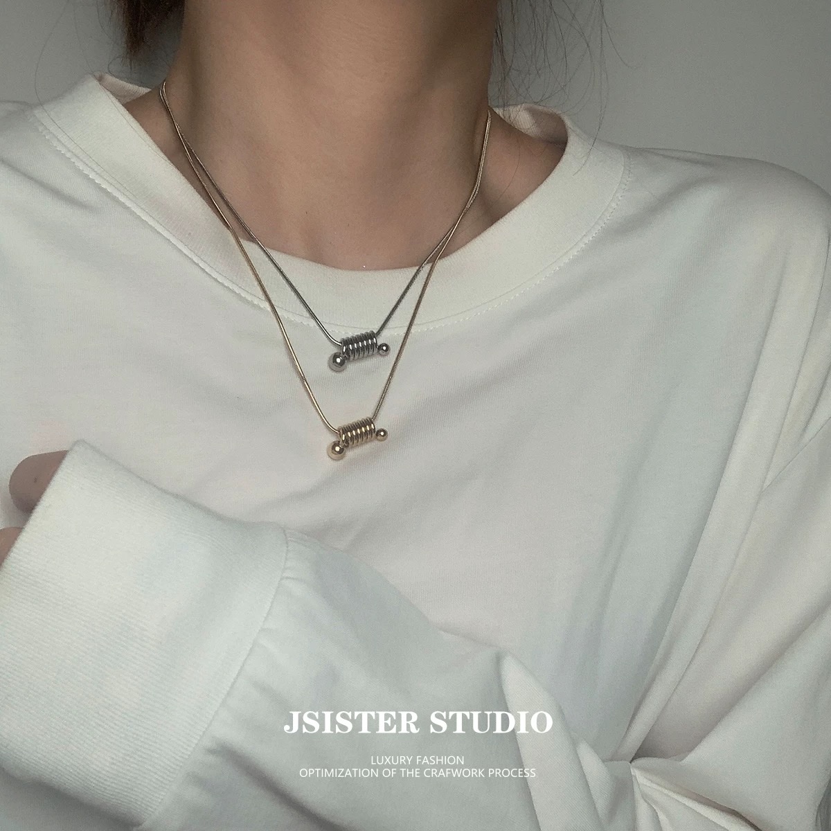 Textured spring pendant necklace for women, non-fading, light luxury, niche, Instagram, hip-hop, versatile, collarbone titanium steel accessory sweater Application Scenario