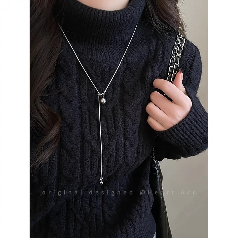 Silver grey pearl snake bone necklace for women's autumn and winter, adjustable long sweater chain, light luxury and niche hoodie accessory Application Scenario
