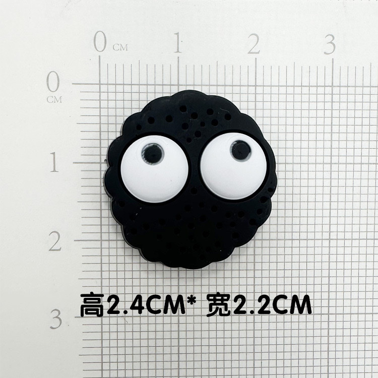 A variety of cartoon large-sized hats, black coal balls, DIY material accessories, crocs, buckles, slippers, water cups, phone cases and accessories Application Scenario