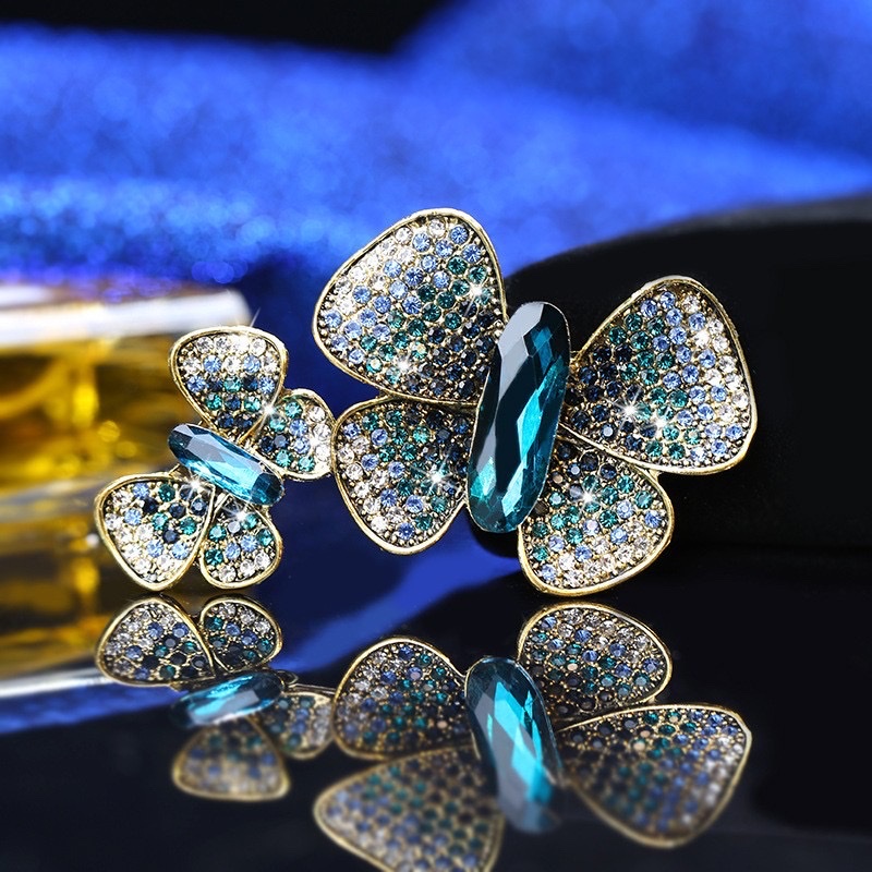 Dahu d Premium badge brooch, unique design, personalized badge customization, fashionable clothing and accessories Application Scenario