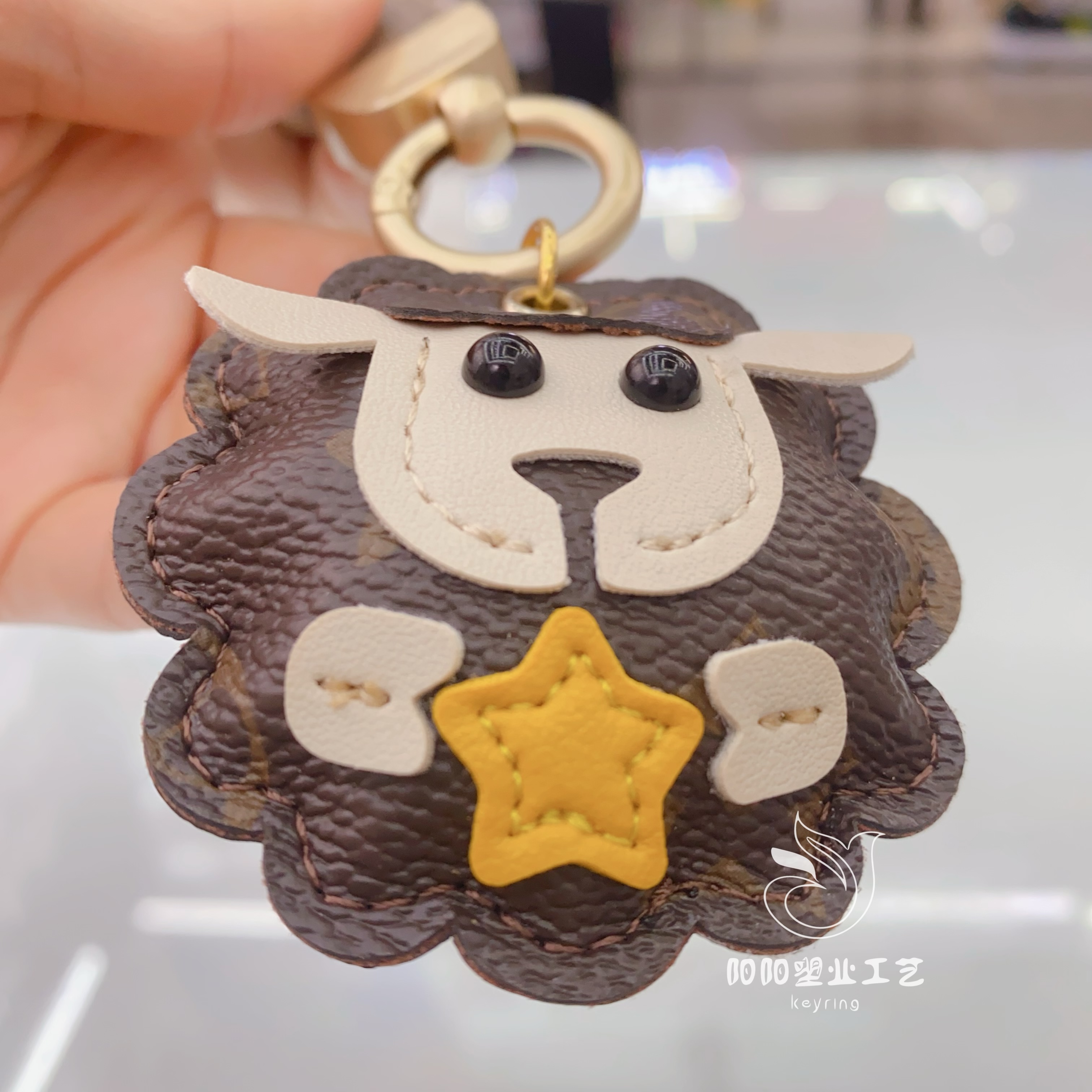 复古皮革可爱小绵羊包包挂件钥匙扣配饰 卡通pu小羊汽车背包挂饰钥匙扣挂件毛绒玩具摆件钥匙扣汽车用品轮子钥匙扣产品图