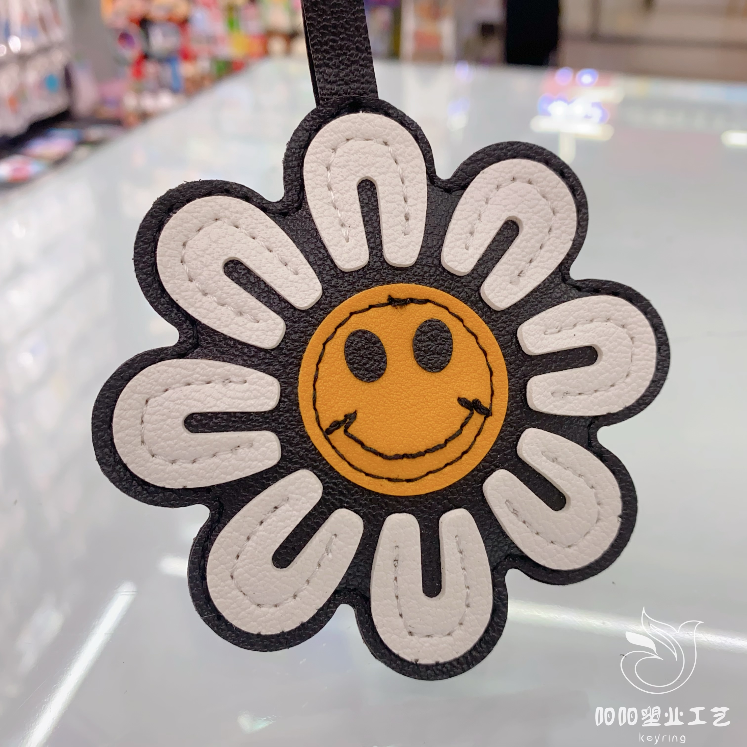 Influencers smiley colored girasol cadena de cuentas llavero creativo mujer pareja bolsos llaveros colgantes pequeños regalos Application Scenario