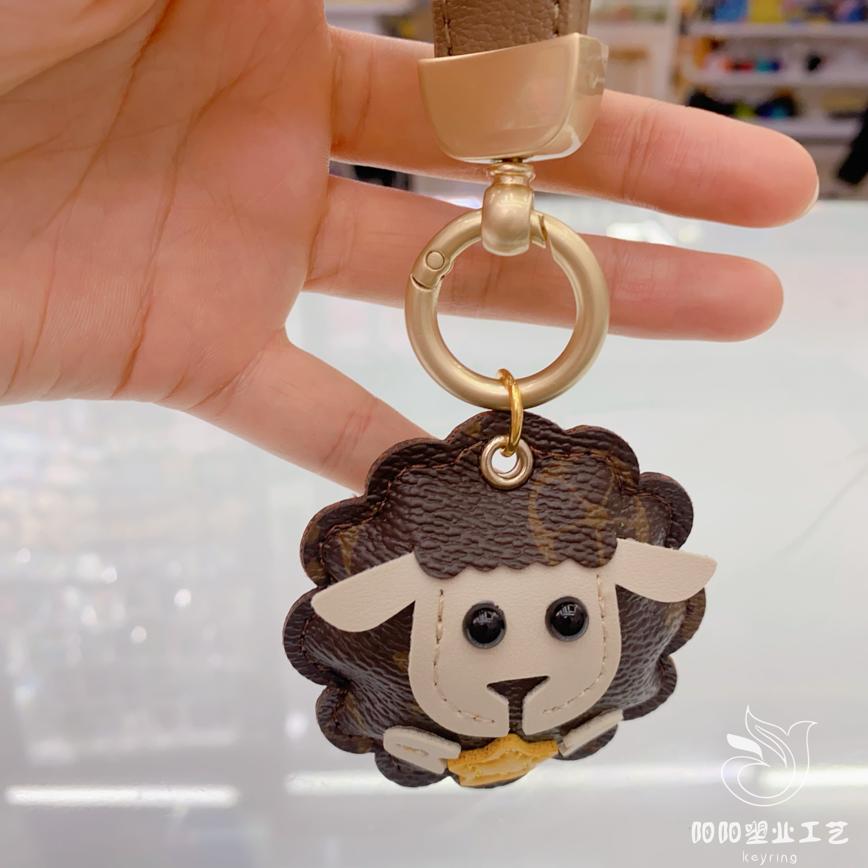 复古皮革可爱小绵羊包包挂件钥匙扣配饰 卡通pu小羊汽车背包挂饰钥匙扣挂件毛绒玩具摆件钥匙扣汽车用品轮子钥匙扣白底实物图