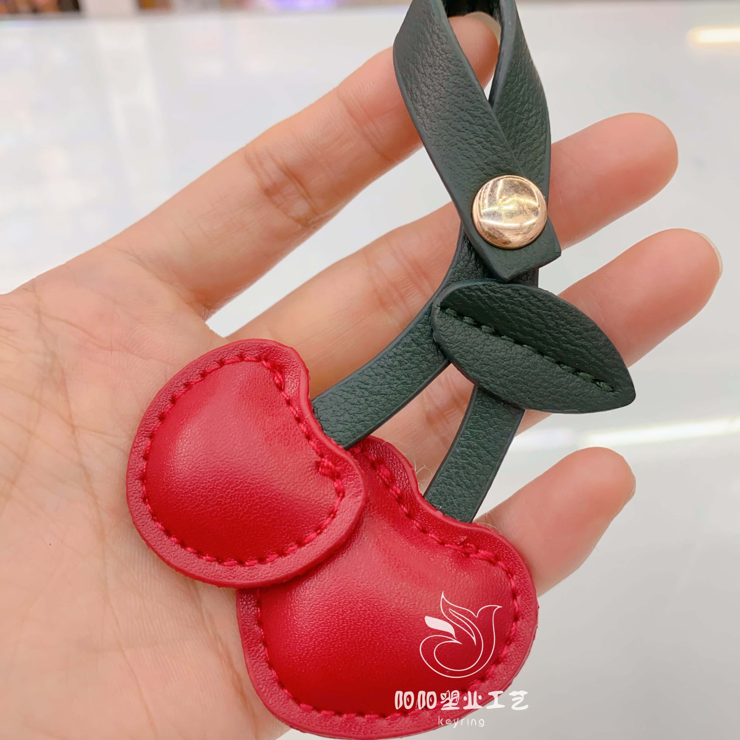 Niche PU leather bag pendants, cherry leather pendants, keychains, heart-shaped cherry bags, creative accessories, school bag buckles Specification drawing