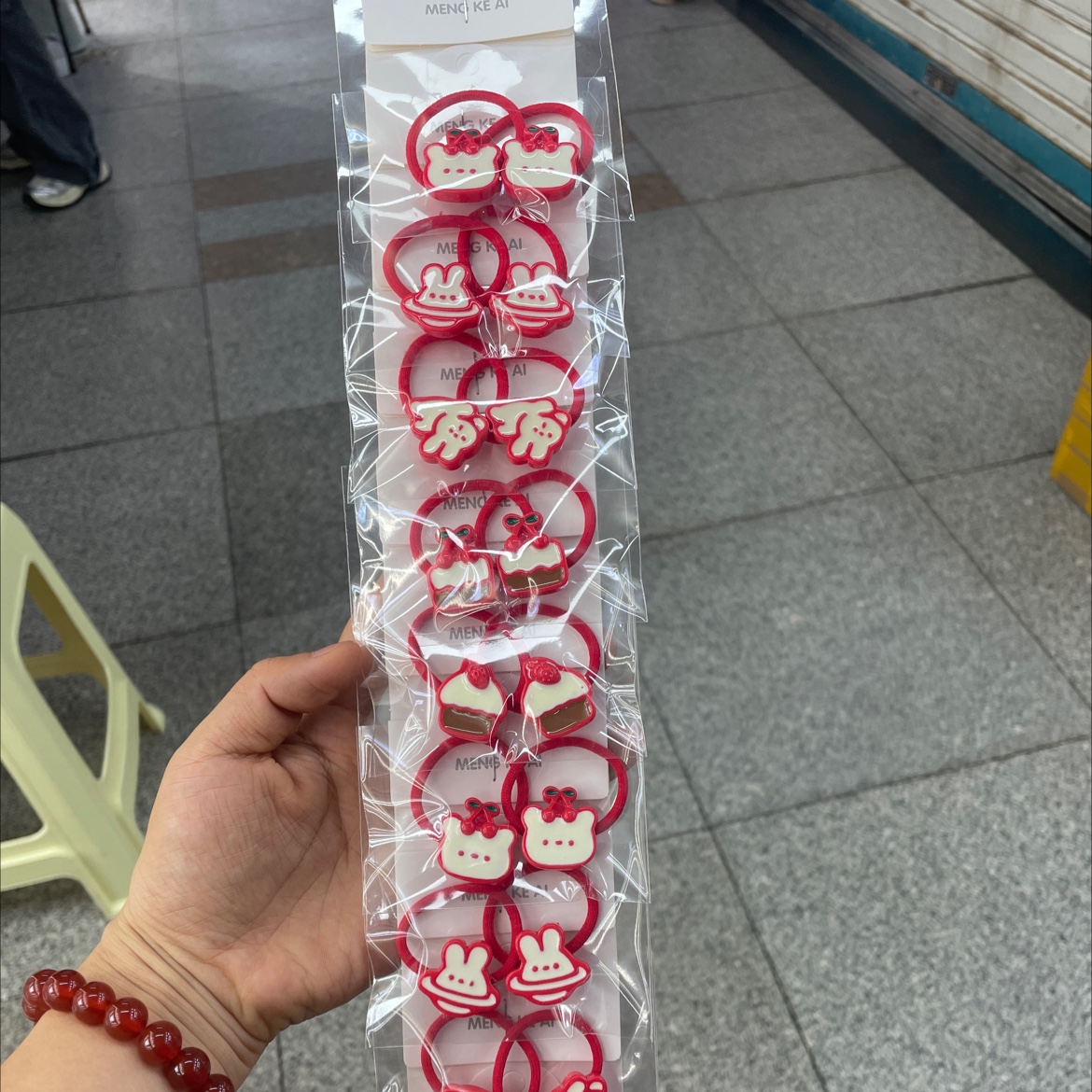 New red and festive headwear and hair tie, children's hair tie, women's hair tie, fashionable and trendy rubber band, simple and durable, won't damage hair. Rubber band headwear and hair tie Application Scenario