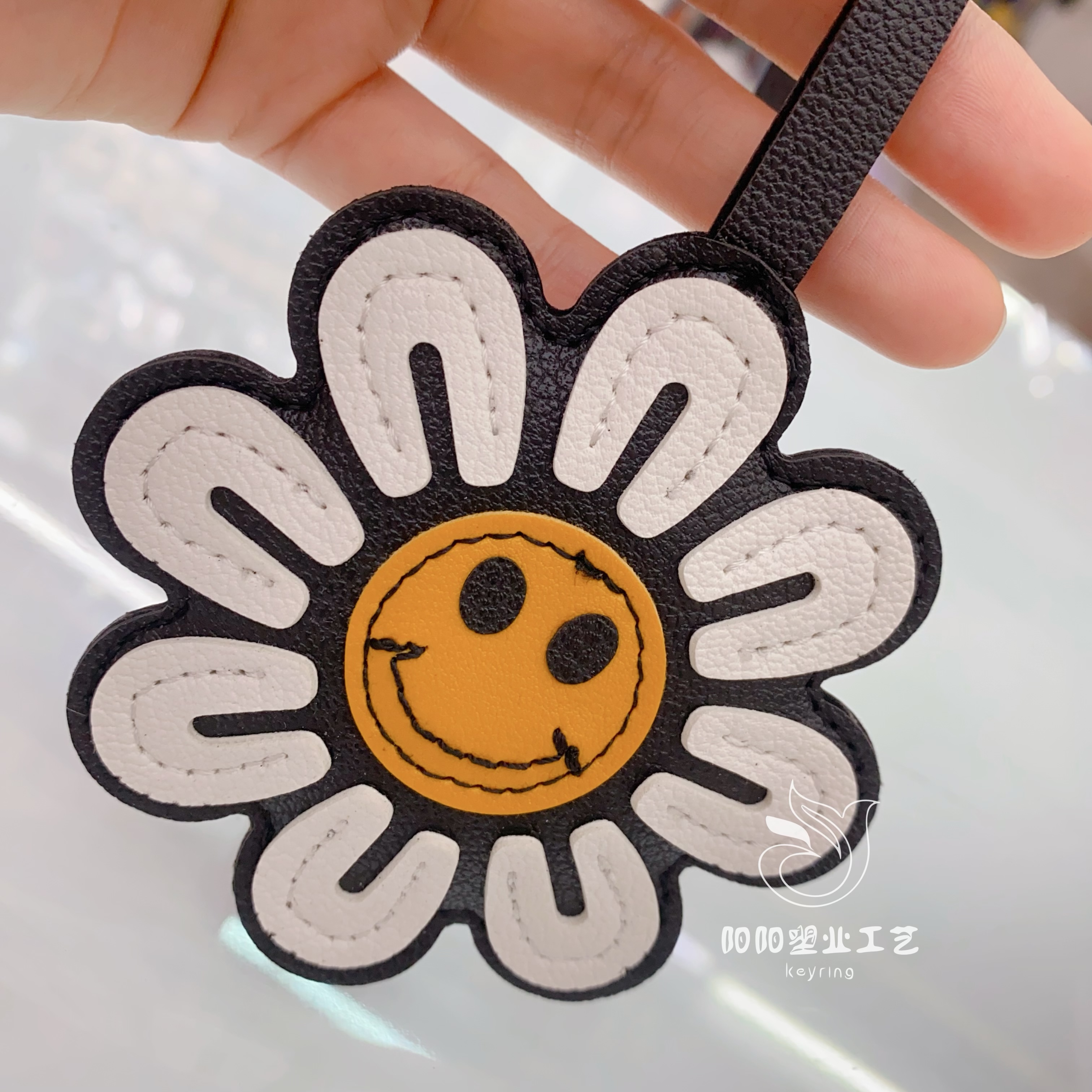 Influencers smiley colored girasol cadena de cuentas llavero creativo mujer pareja bolsos llaveros colgantes pequeños regalos Specification image