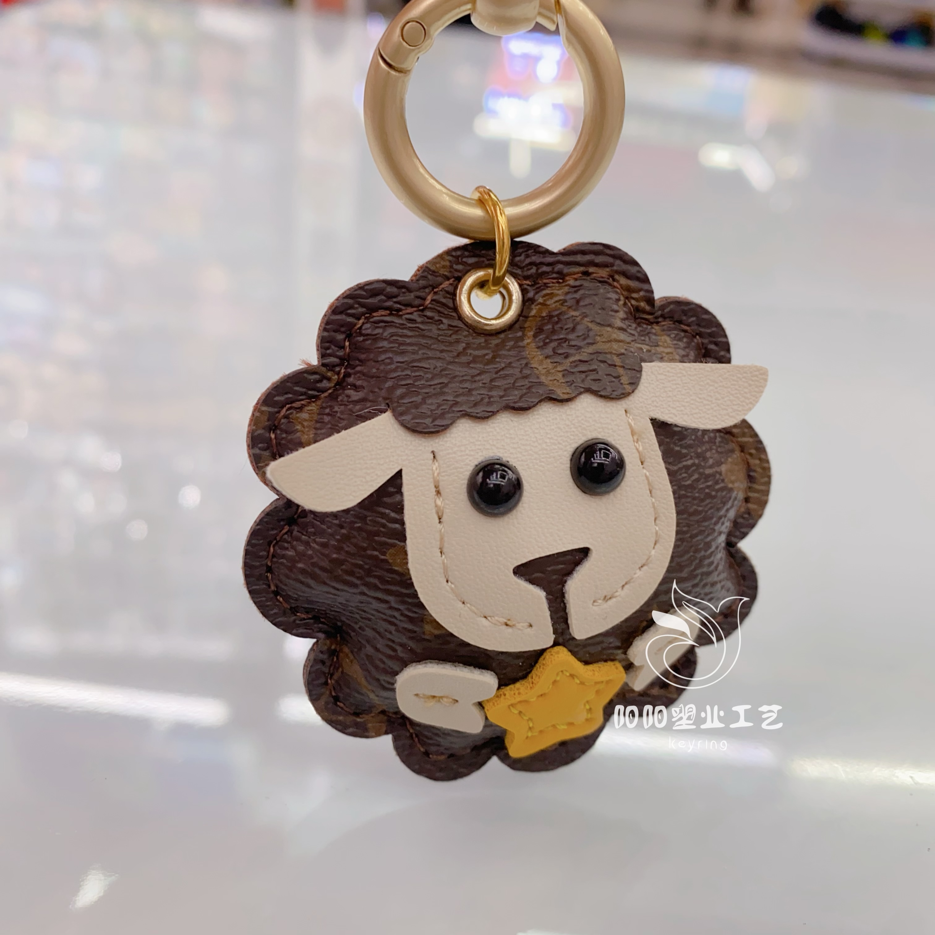 复古皮革可爱小绵羊包包挂件钥匙扣配饰 卡通pu小羊汽车背包挂饰钥匙扣挂件毛绒玩具摆件钥匙扣汽车用品轮子钥匙扣细节图