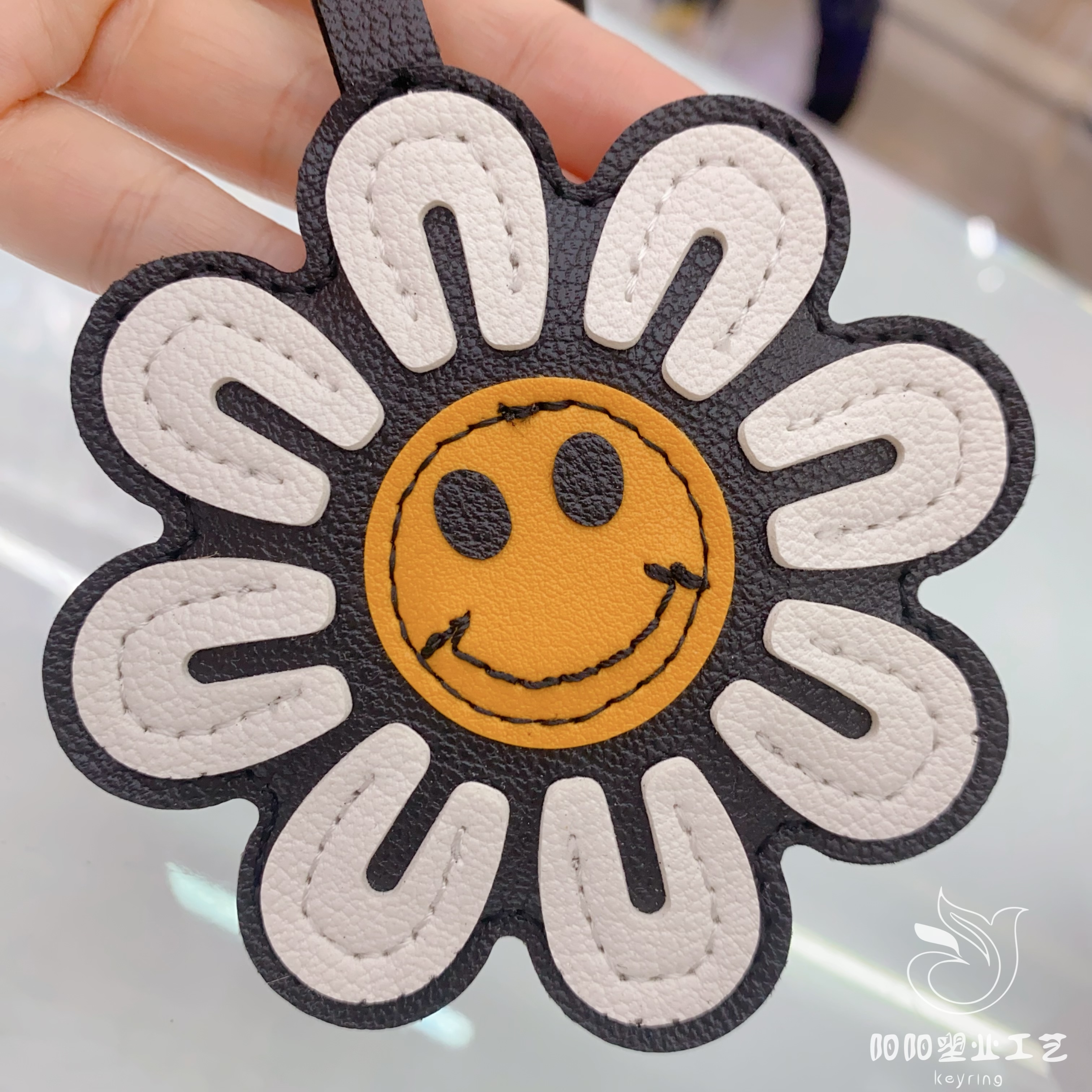 Influencers smiley colored girasol cadena de cuentas llavero creativo mujer pareja bolsos llaveros colgantes pequeños regalos details Picture