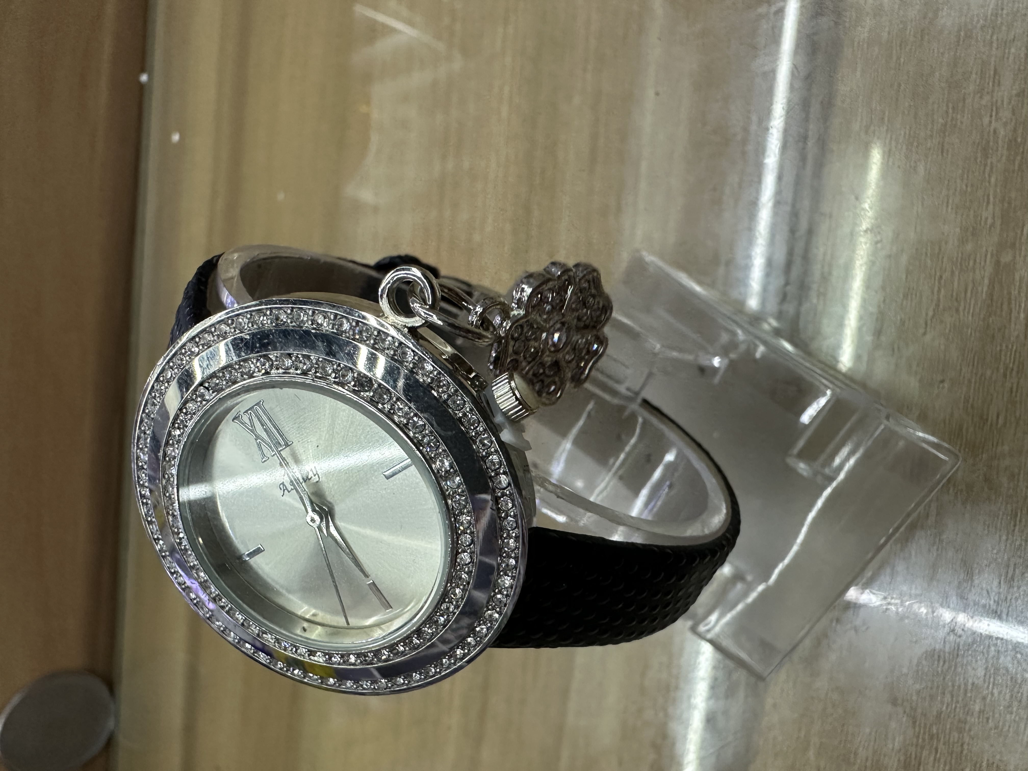 2024 Fashionable women's watch: Unique electronic watch, exquisite watch, personalized and trendy accessory details Picture