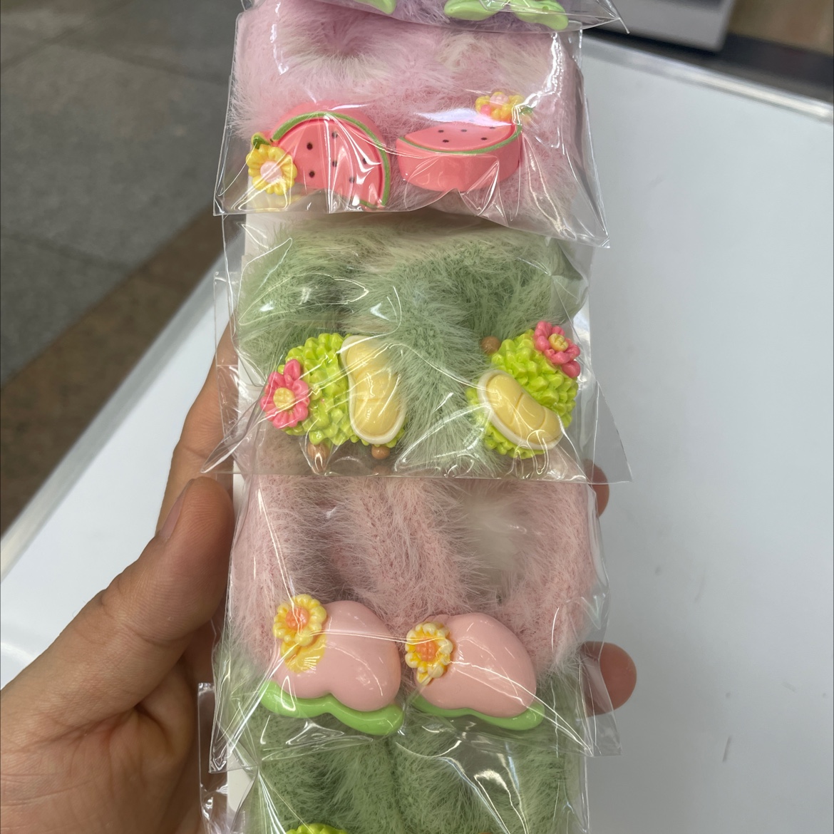 Ladies and children's headwear, hair ties, hair accessories, cute, unique, beautiful and elegant. Leather bands and hair ties can easily create romantic hairstyles. Headwear, hair ties Specification image