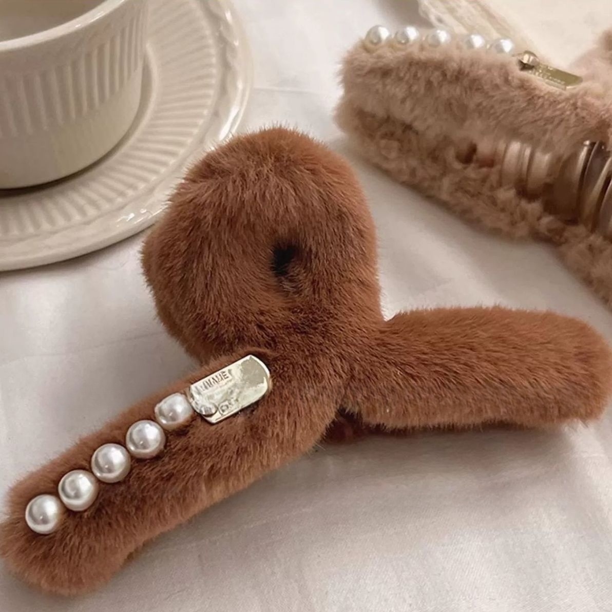 Creative accessories, unique design, hair clips, headwear, one-piece hair clips, hair accessories, exquisite, essential for ladies' fashion trends, hair clips Application Scenario