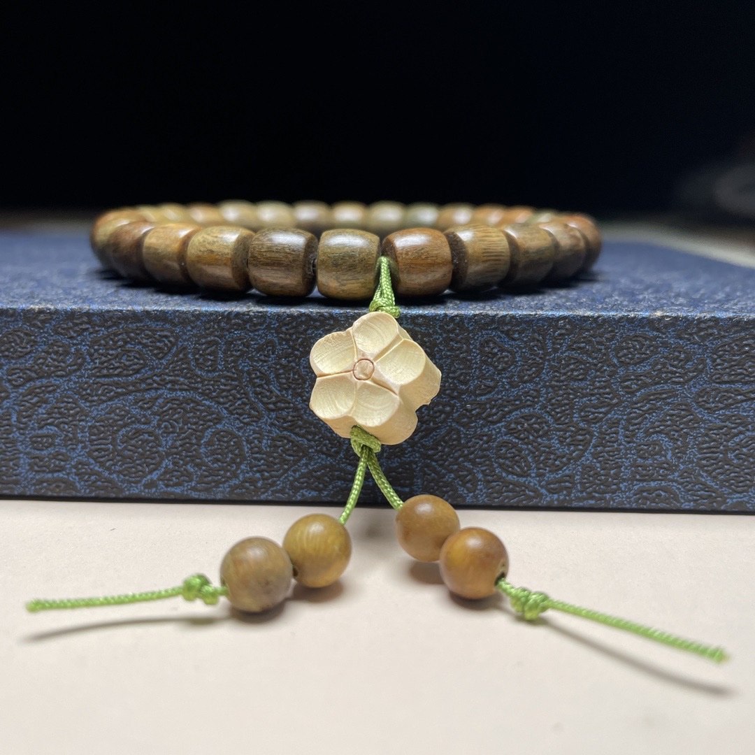 Green sandalwood straight-cut bucket beads DIY plum blossom pendant small bracelets, ethnic-style Buddhist prayer beads jewelry small bracelets wholesale, cultural and recreational bracelets, cultural and recreational items Application Scenario