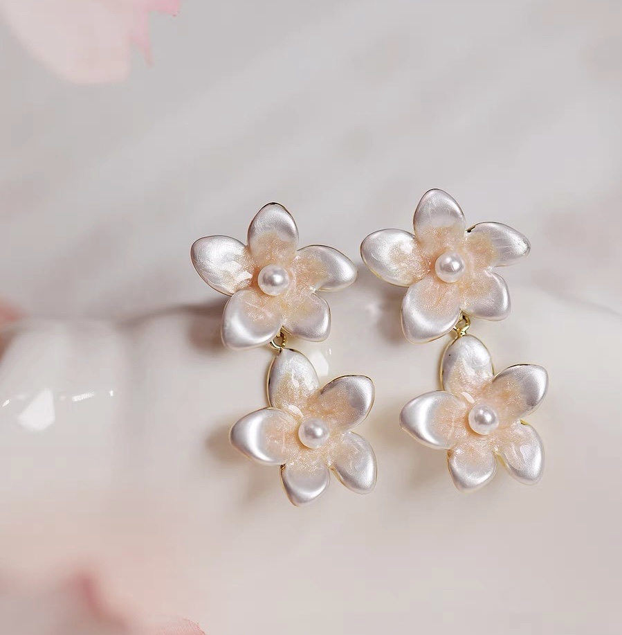Charming metal oil painting earrings, exquisite and fashionable women's accessories, unique design earrings gift