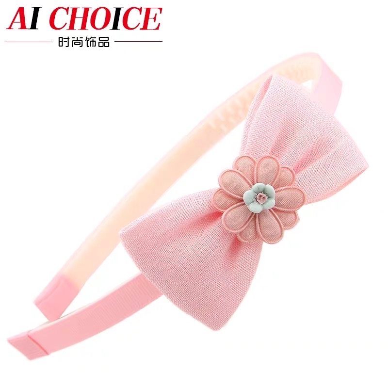 Trendy, fashionable and highly individualistic headbands, hair bands and hair accessories embellish the Korean bride's headwear