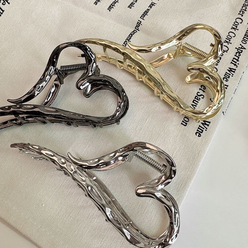 Simple and elegant metal heart-shaped grab clip for women 2023 new large shark clip, head clip, headwear and hair clip Specification image