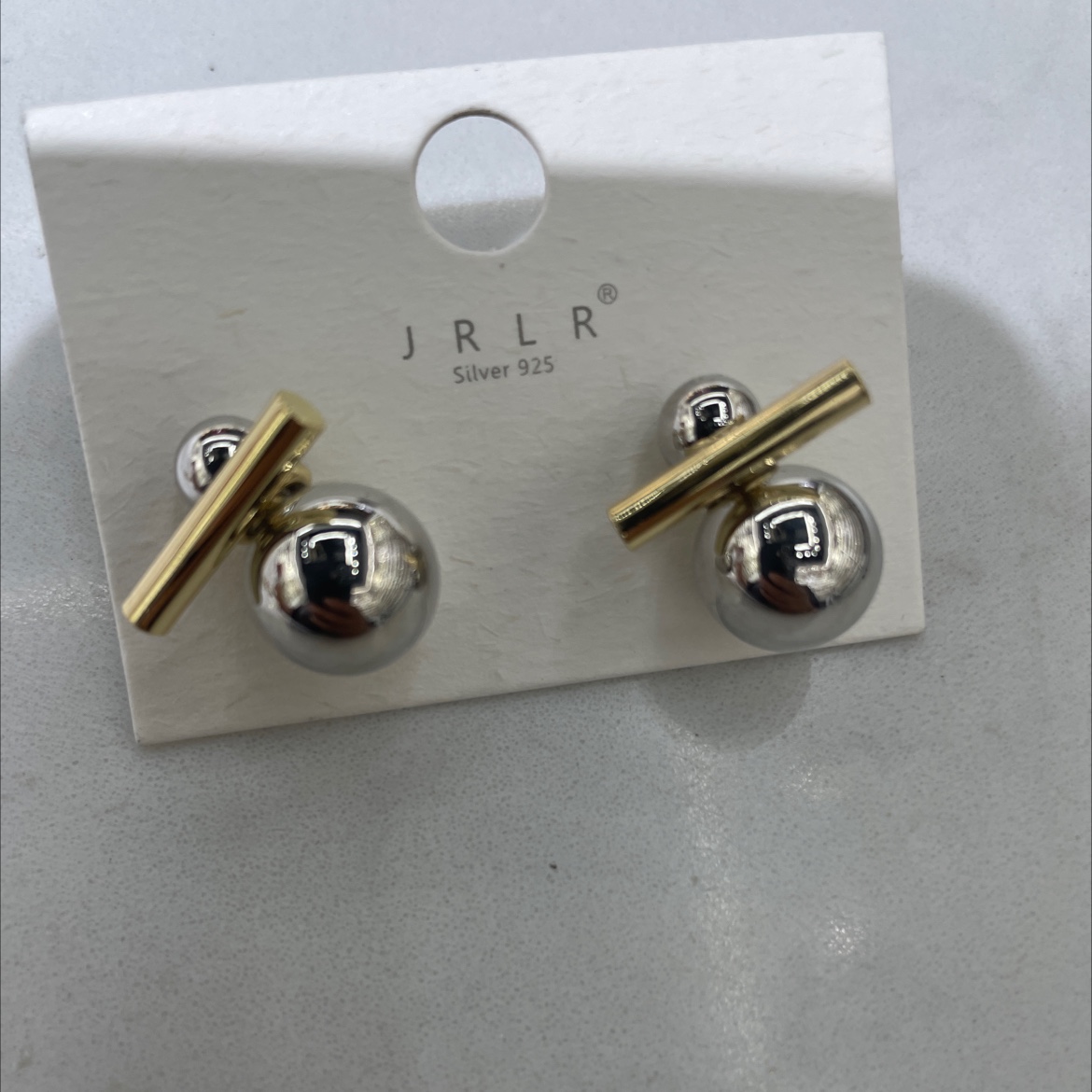 The Korean-style earrings feature a unique two-color design with geometric patterns. The earrings are fashionable and trendy. The ear clips are exquisite, durable and do not fade easily. High-quality materials are used to create personalized style accessories Application Scenario