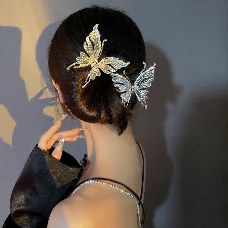 A new liquid metal high-end hair accessory with a grand butterfly grip, featuring a female shark with a water hose at the back of the head details Picture