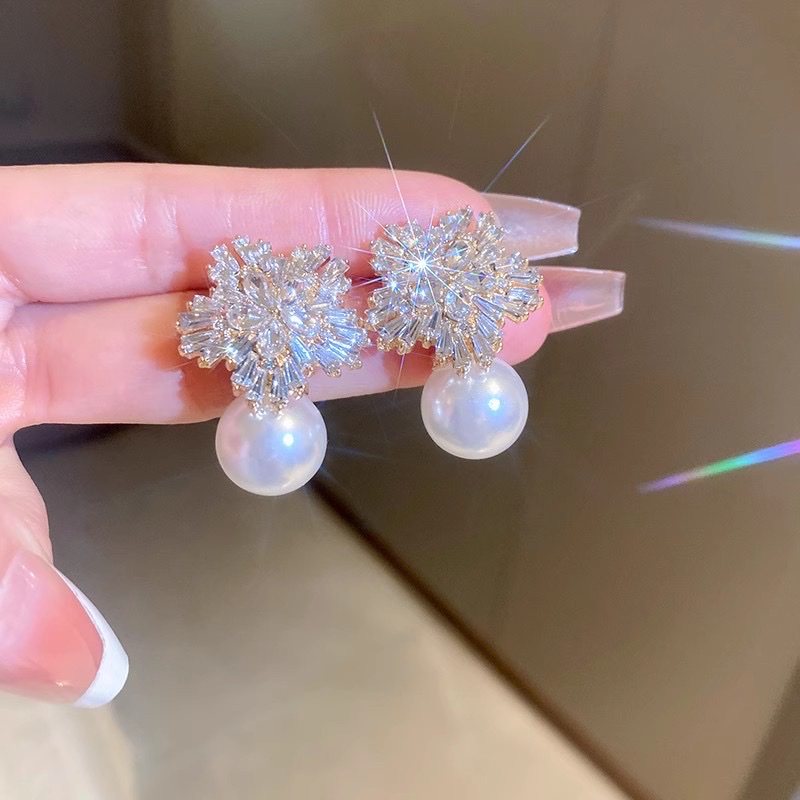 Diseño de alto nivel sentido zirconitas de nieve clip de oído perla colgante superflash temperamento luz lujo atmósfera exquisita sin orejas agujero orejas ornamentos details Picture