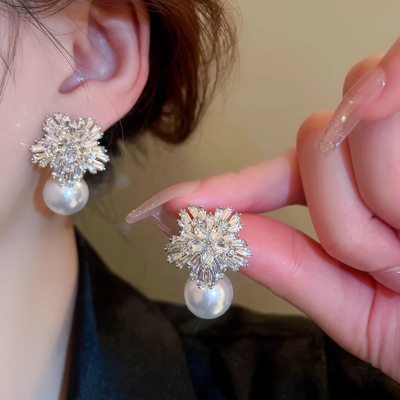 Diseño de alto nivel sentido zirconitas de nieve clip de oído perla colgante superflash temperamento luz lujo atmósfera exquisita sin orejas agujero orejas ornamentos Specification image