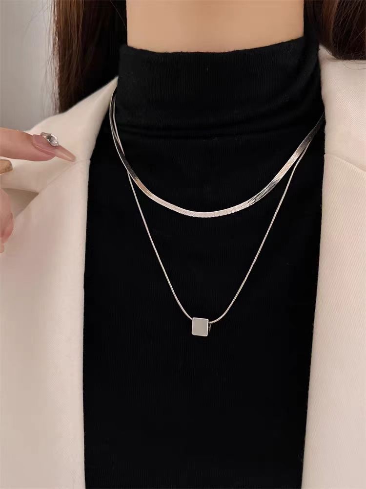 Layered double-layer geometric titanium steel necklace with a unique design sense for women, high-end and light luxury collarbone chain, and light luxury sweater chain detail image 2