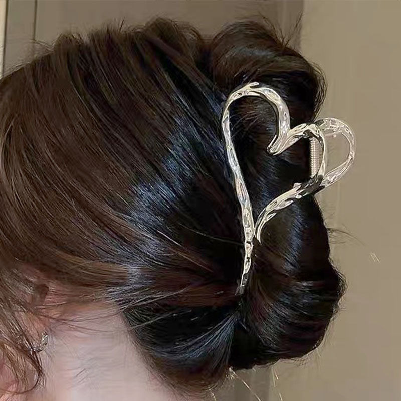 Simple and elegant metal heart-shaped grab clip for women 2023 new large shark clip, head clip, headwear and hair clip details Picture