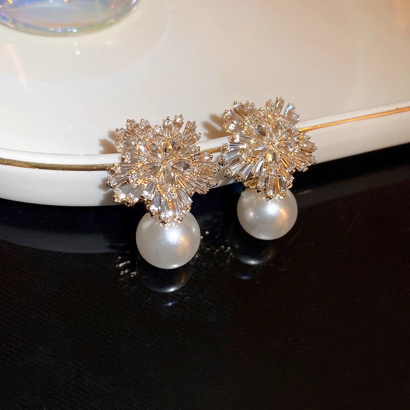Diseño de alto nivel sentido zirconitas de nieve clip de oído perla colgante superflash temperamento luz lujo atmósfera exquisita sin orejas agujero orejas ornamentos Application Scenario