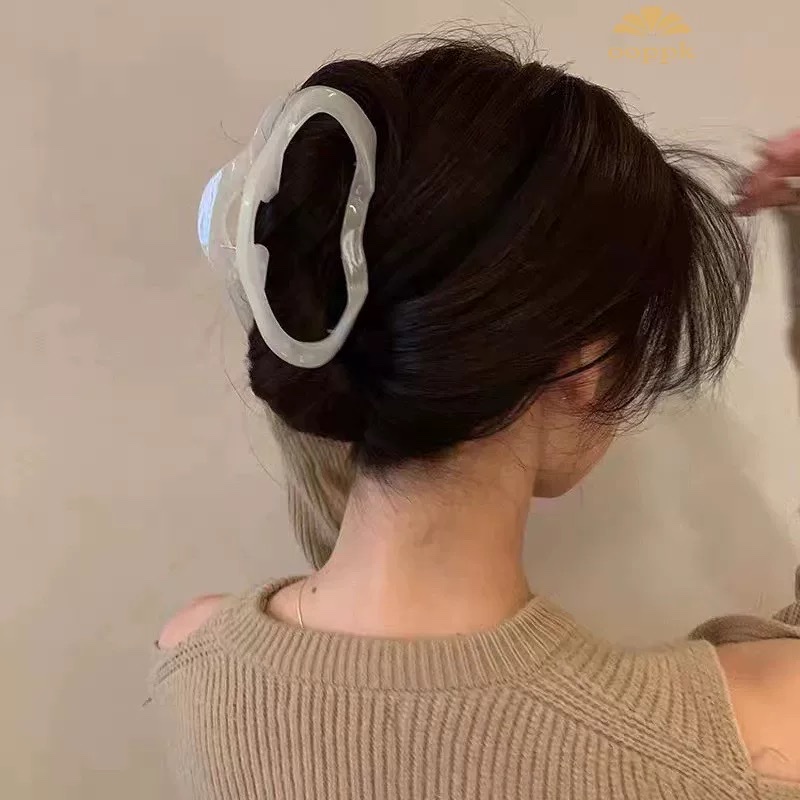 Acrylic wave hair clip for women, 2024 new high-end style, large hair volume, shark clip, back of the head clip details Picture
