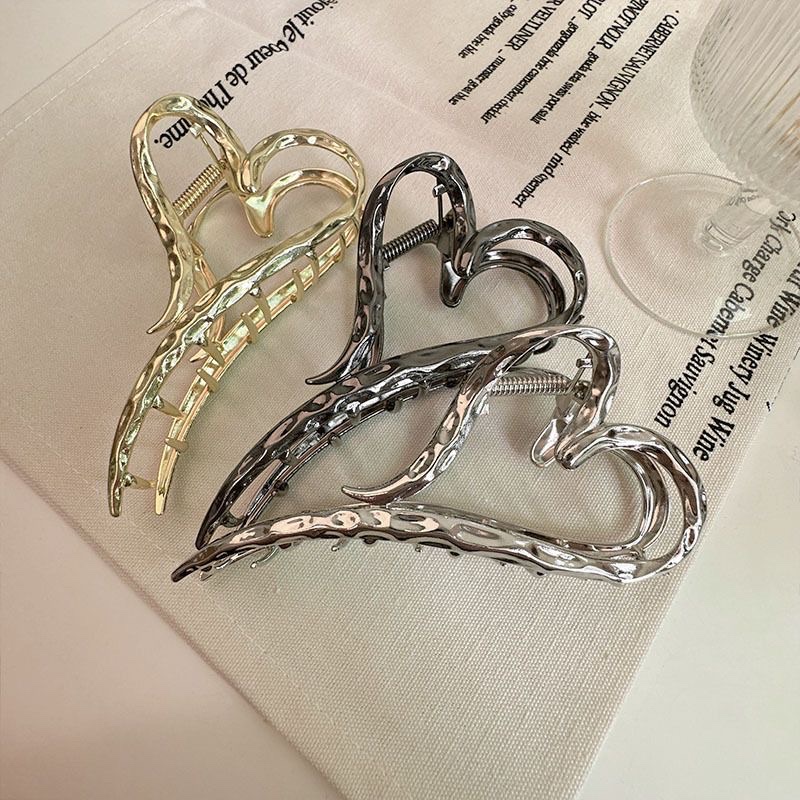 Simple and elegant metal heart-shaped grab clip for women 2023 new large shark clip, head clip, headwear and hair clip