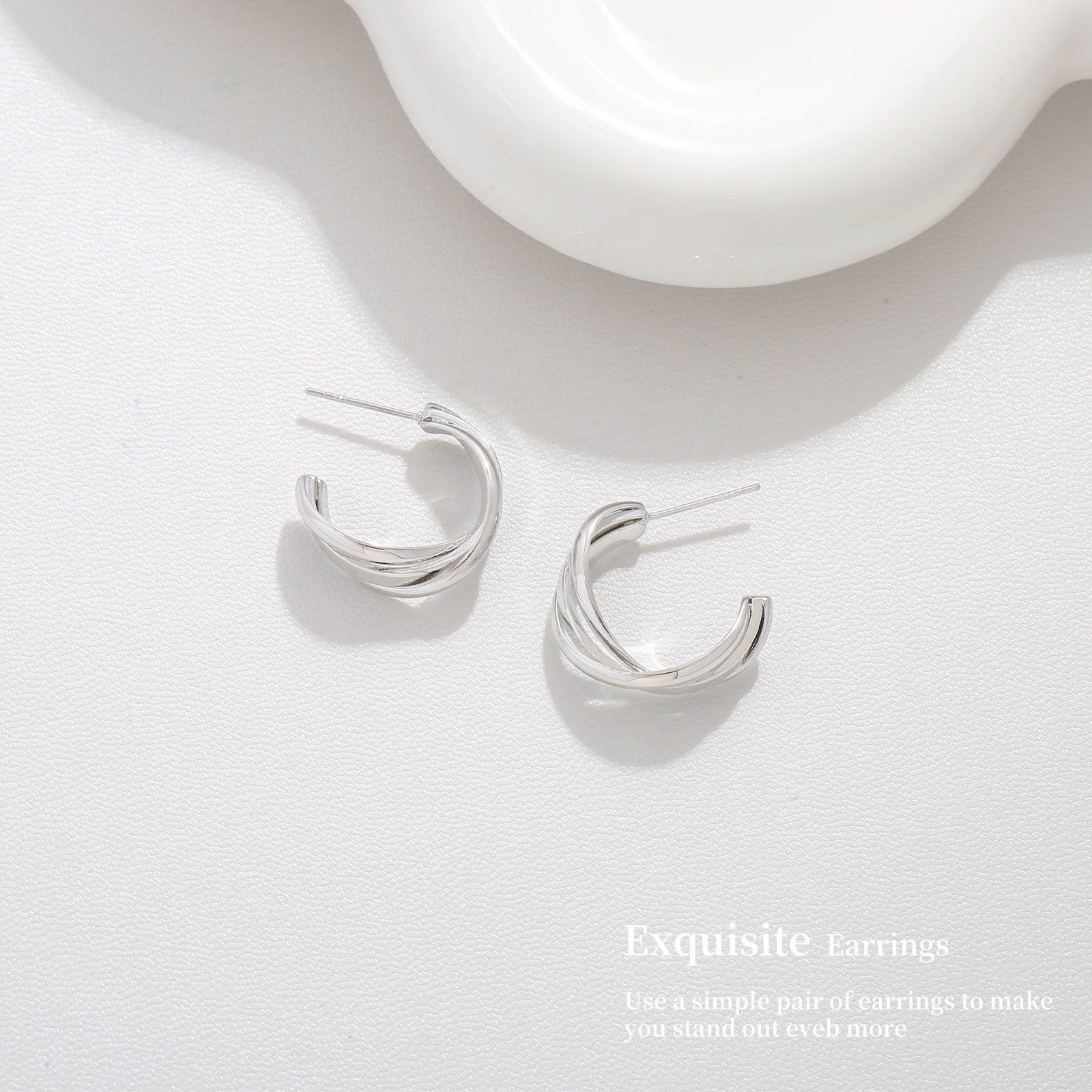 High-end earrings, unique design, ear clips, fashionable ladies' accessories, elegant earrings, decorative earrings