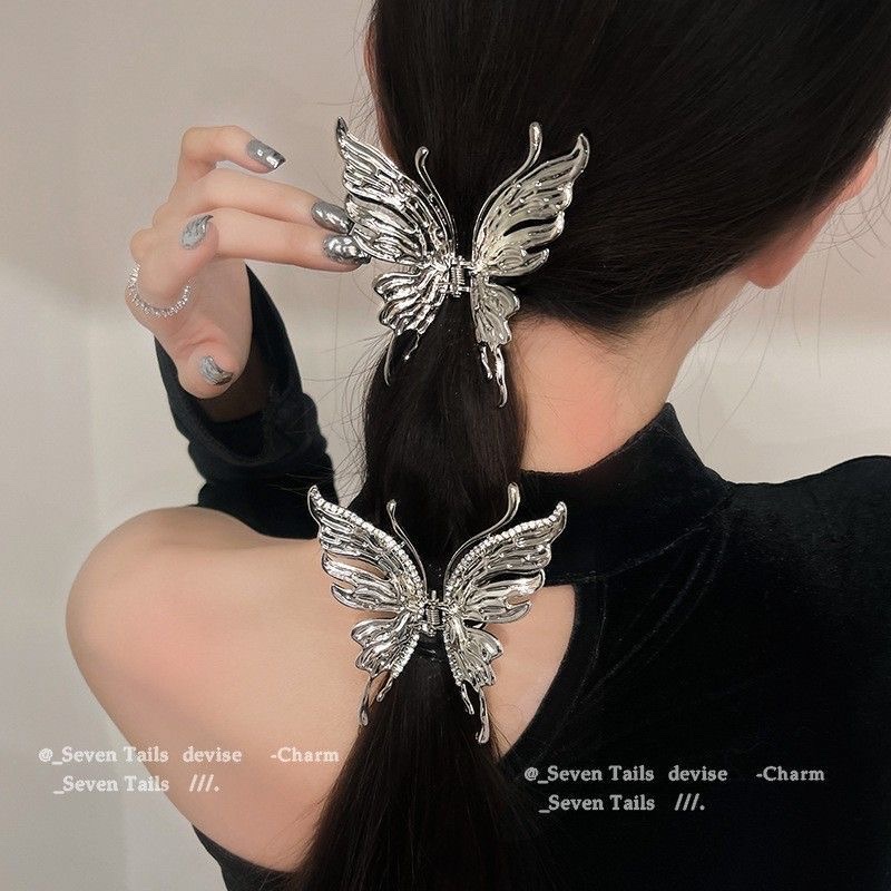 A new liquid metal high-end hair accessory with a grand butterfly grip, featuring a female shark with a water hose at the back of the head Application Scenario