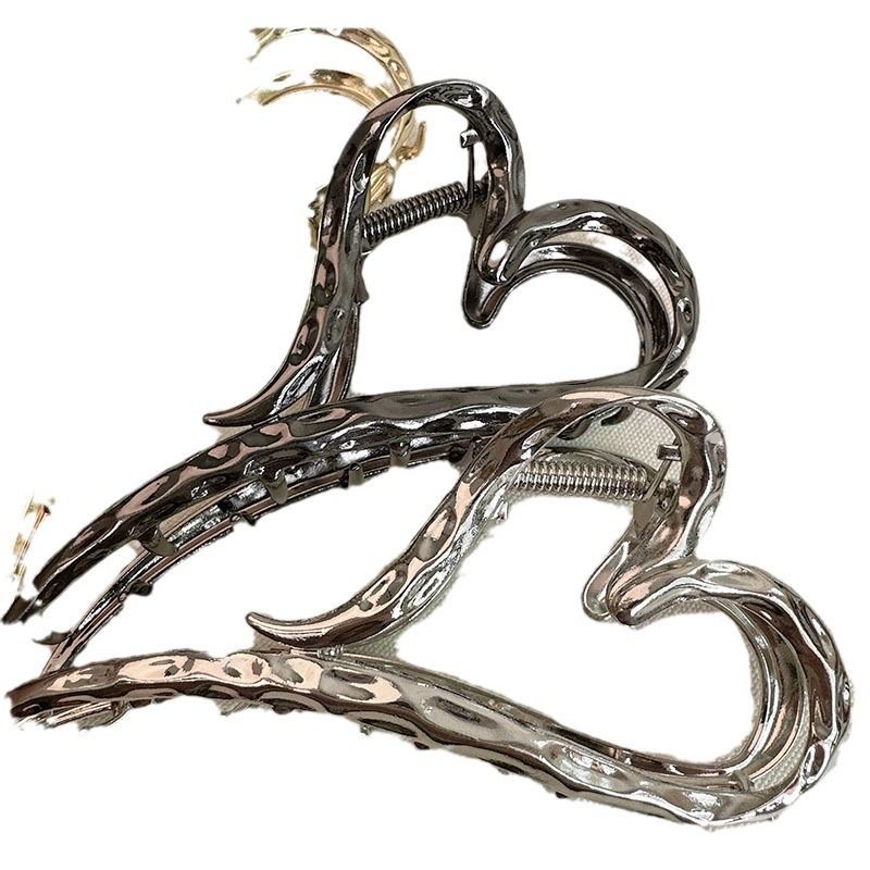 Simple and elegant metal heart-shaped grab clip for women 2023 new large shark clip, head clip, headwear and hair clip Item Picture