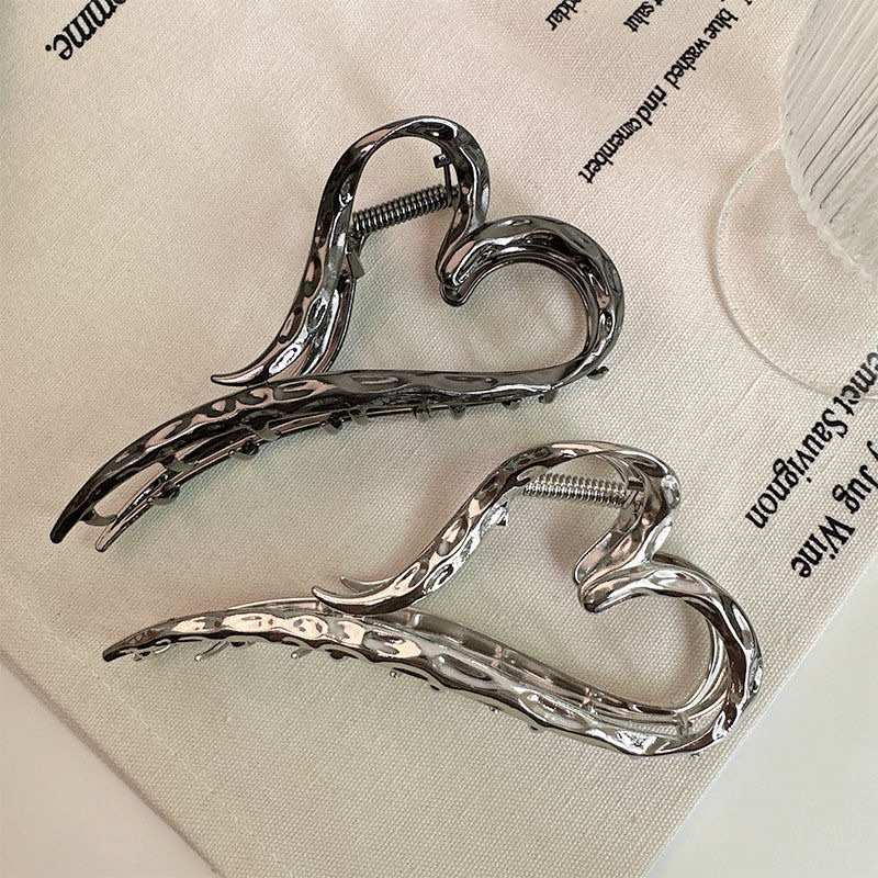 Simple and elegant metal heart-shaped grab clip for women 2023 new large shark clip, head clip, headwear and hair clip Application Scenario