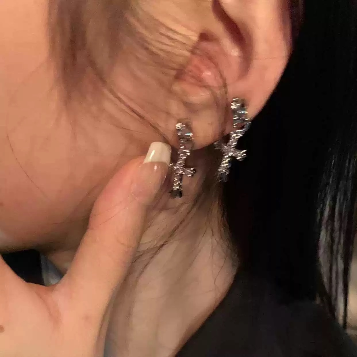 National trend high-end eye-catching earrings, light luxury high-end pure silver stud earrings, women's pure silver earrings, bestsellers, Internet celebrities in 2025, niche college students, young detail image 2