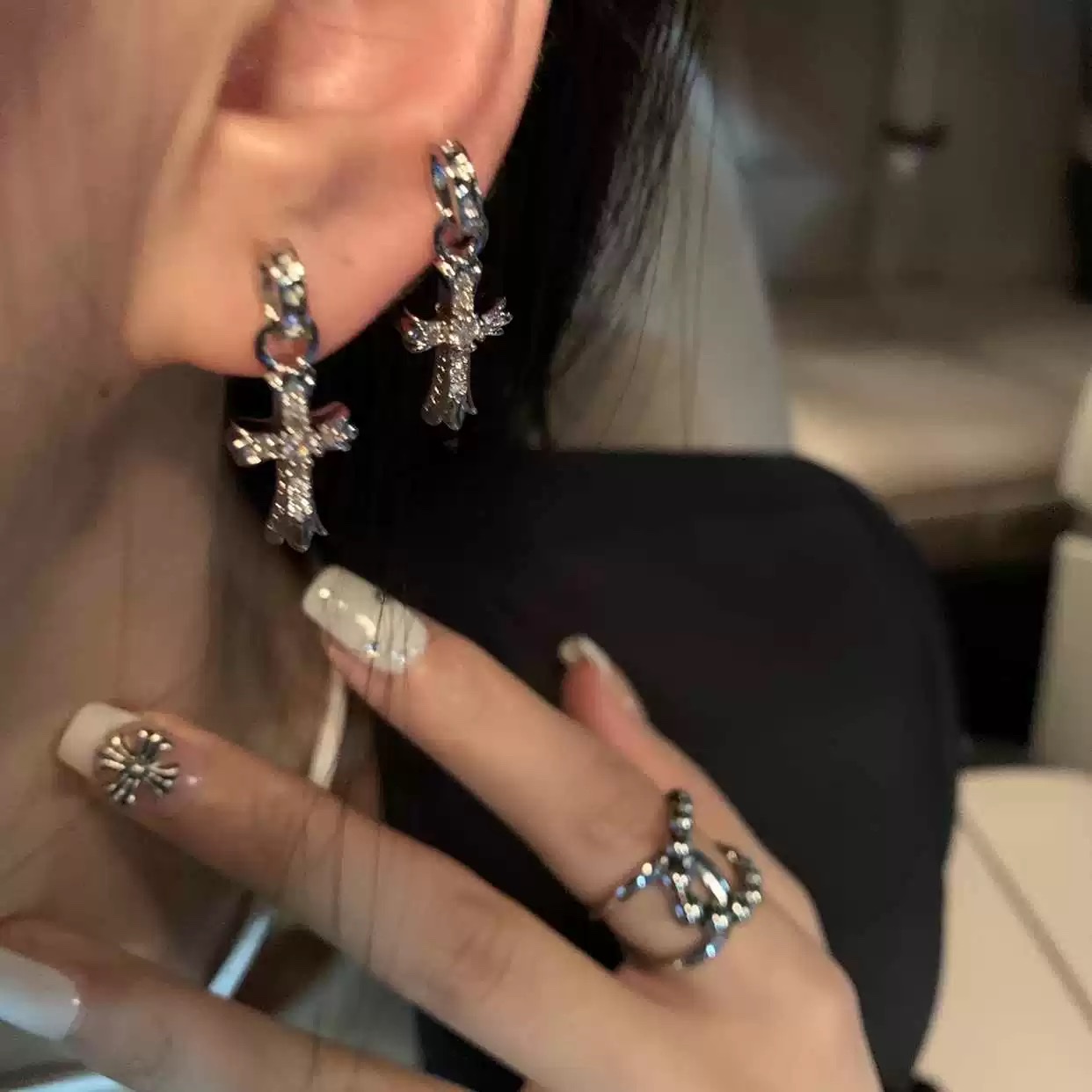 National trend high-end eye-catching earrings, light luxury high-end pure silver stud earrings, women's pure silver earrings, bestsellers, Internet celebrities in 2025, niche college students, young detail image 6