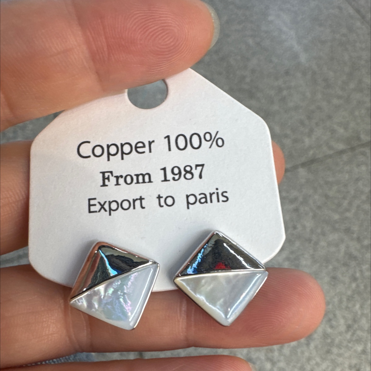 贝母耳饰之美 耳环独特设计 菱形耳环耐久耀眼 饰品精选优雅女士