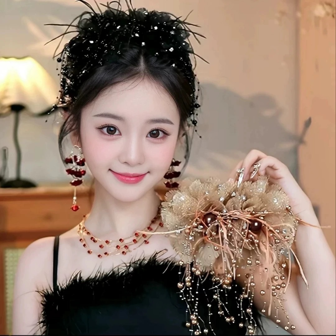 Korean style fashion trend two-flower tassel grab clip, 13 cm bottom clip Application Scenario