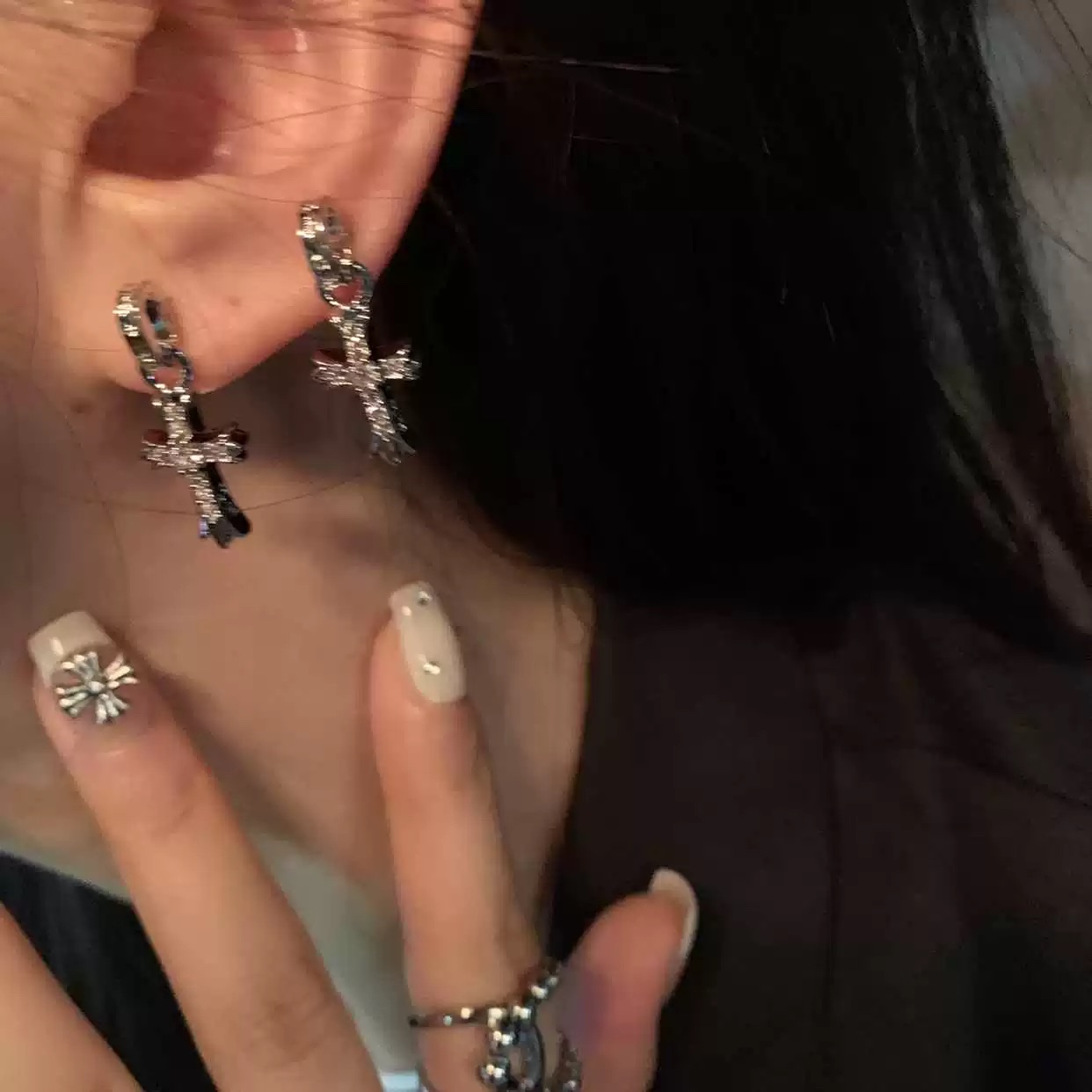 National trend high-end eye-catching earrings, light luxury high-end pure silver stud earrings, women's pure silver earrings, bestsellers, Internet celebrities in 2025, niche college students, young detail image 7