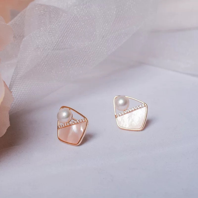The Yabidai French light luxury natural freshwater pearl stud 8273 has a small Chanel design sense. The s925 silver needle rhombus stud exudes a sweet and elegant charm details Picture